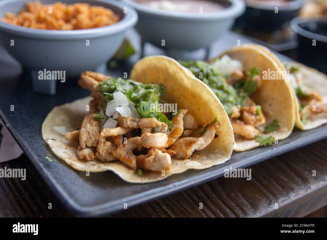 Drei Chicken Tacos ohne Käse auf Maistortilla Stockfoto