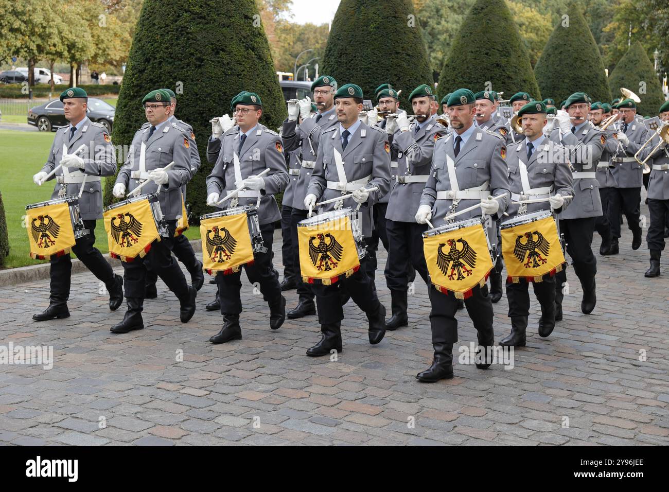 Deutschland, Berlin, Schloss Bellevue, Begrüßung des Staatspräsidenten der Republik Namibia, Nangolo Mbumba, mit militärischen Ehren *** Deutschland, Berlin, Schloss Bellevue, Begrüßung des Staatspräsidenten der Republik Namibia, Nangolo Mbumba, mit militärischen Ehren Stockfoto