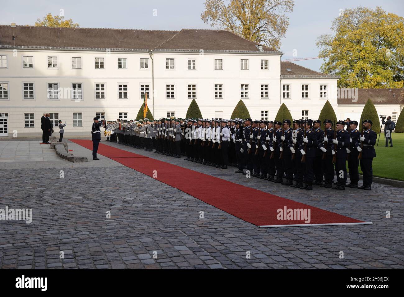 Deutschland, Berlin, Schloss Bellevue, Begrüßung des Staatspräsidenten der Republik Namibia, Nangolo Mbumba, mit militärischen Ehren *** Deutschland, Berlin, Schloss Bellevue, Begrüßung des Staatspräsidenten der Republik Namibia, Nangolo Mbumba, mit militärischen Ehren Stockfoto