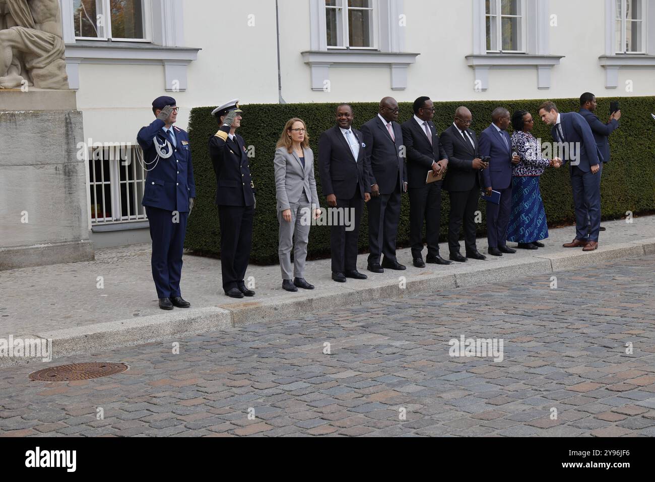 Deutschland, Berlin, Schloss Bellevue, Begrüßung des Staatspräsidenten der Republik Namibia, Nangolo Mbumba, mit militärischen Ehren *** Deutschland, Berlin, Schloss Bellevue, Begrüßung des Staatspräsidenten der Republik Namibia, Nangolo Mbumba, mit militärischen Ehren Stockfoto
