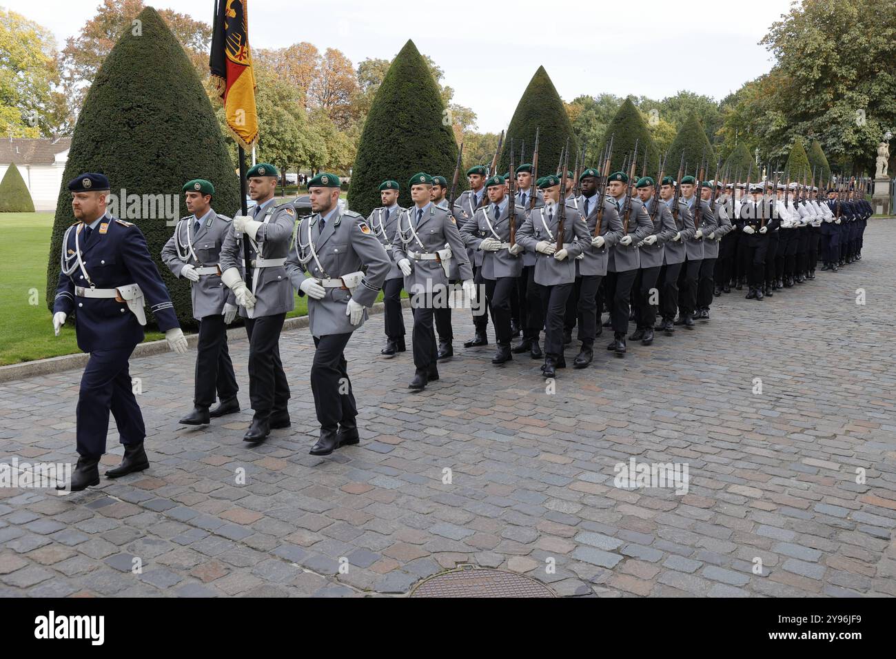 Deutschland, Berlin, Schloss Bellevue, Begrüßung des Staatspräsidenten der Republik Namibia, Nangolo Mbumba, mit militärischen Ehren *** Deutschland, Berlin, Schloss Bellevue, Begrüßung des Staatspräsidenten der Republik Namibia, Nangolo Mbumba, mit militärischen Ehren Stockfoto