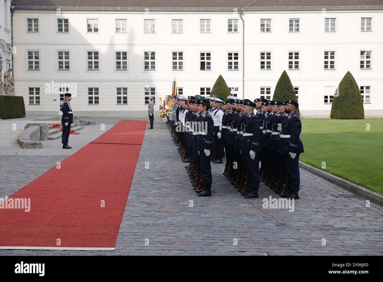 Deutschland, Berlin, Schloss Bellevue, Begrüßung des Staatspräsidenten der Republik Namibia, Nangolo Mbumba, mit militärischen Ehren *** Deutschland, Berlin, Schloss Bellevue, Begrüßung des Staatspräsidenten der Republik Namibia, Nangolo Mbumba, mit militärischen Ehren Stockfoto