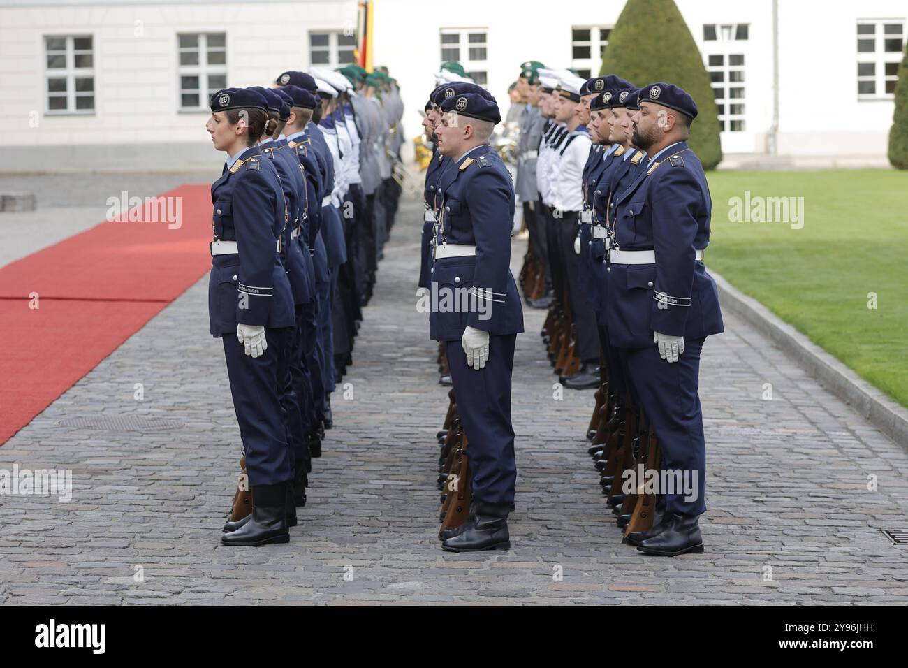 Deutschland, Berlin, Schloss Bellevue, Begrüßung des Staatspräsidenten der Republik Namibia, Nangolo Mbumba, mit militärischen Ehren *** Deutschland, Berlin, Schloss Bellevue, Begrüßung des Staatspräsidenten der Republik Namibia, Nangolo Mbumba, mit militärischen Ehren Stockfoto