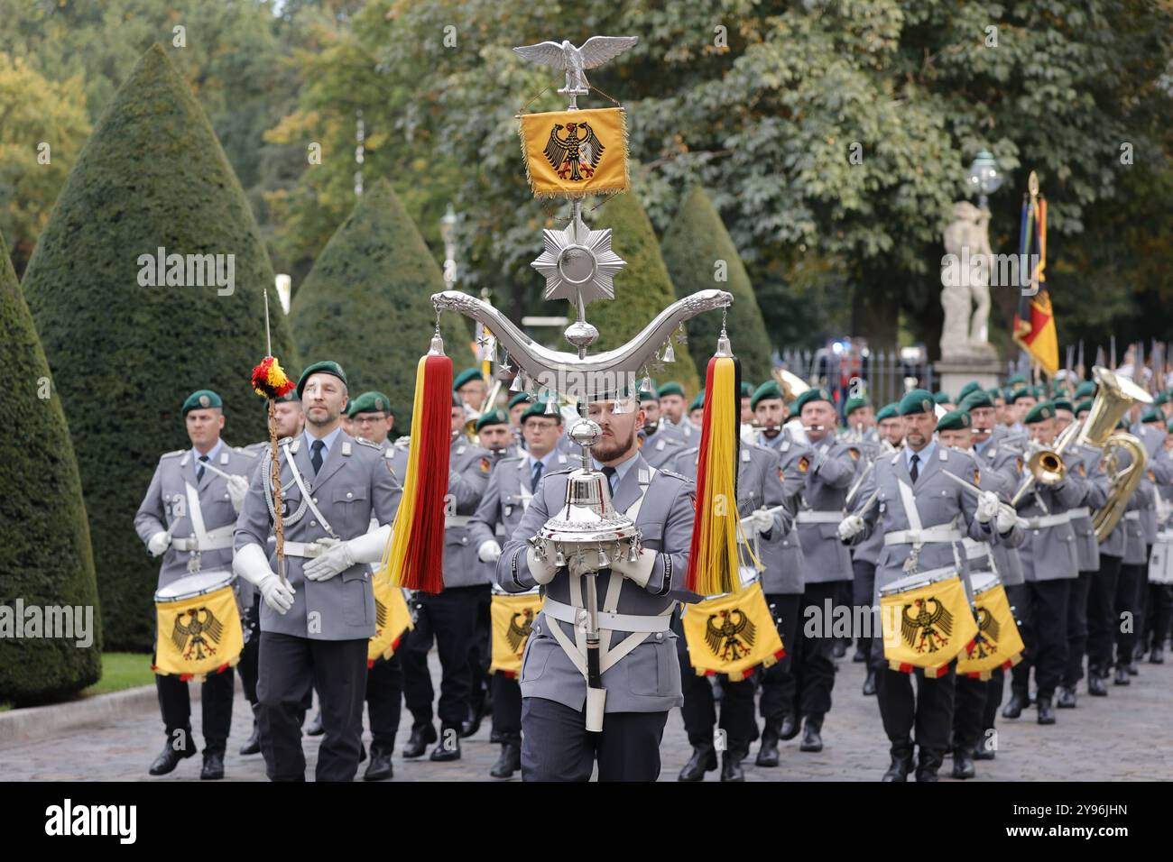 Deutschland, Berlin, Schloss Bellevue, Begrüßung des Staatspräsidenten der Republik Namibia, Nangolo Mbumba, mit militärischen Ehren *** Deutschland, Berlin, Schloss Bellevue, Begrüßung des Staatspräsidenten der Republik Namibia, Nangolo Mbumba, mit militärischen Ehren Stockfoto