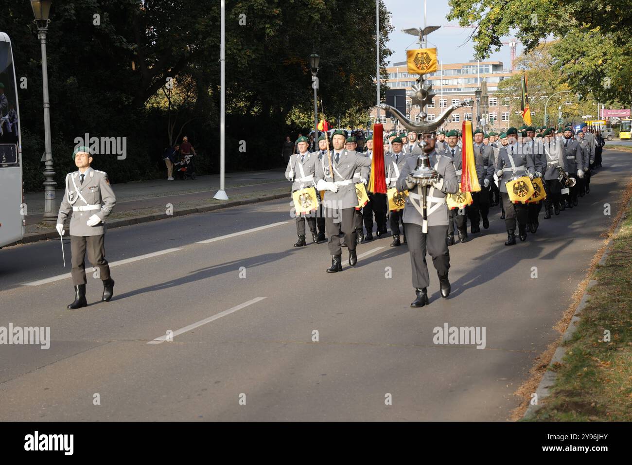 Deutschland, Berlin, Schloss Bellevue, Begrüßung des Staatspräsidenten der Republik Namibia, Nangolo Mbumba, mit militärischen Ehren *** Deutschland, Berlin, Schloss Bellevue, Begrüßung des Staatspräsidenten der Republik Namibia, Nangolo Mbumba, mit militärischen Ehren Stockfoto