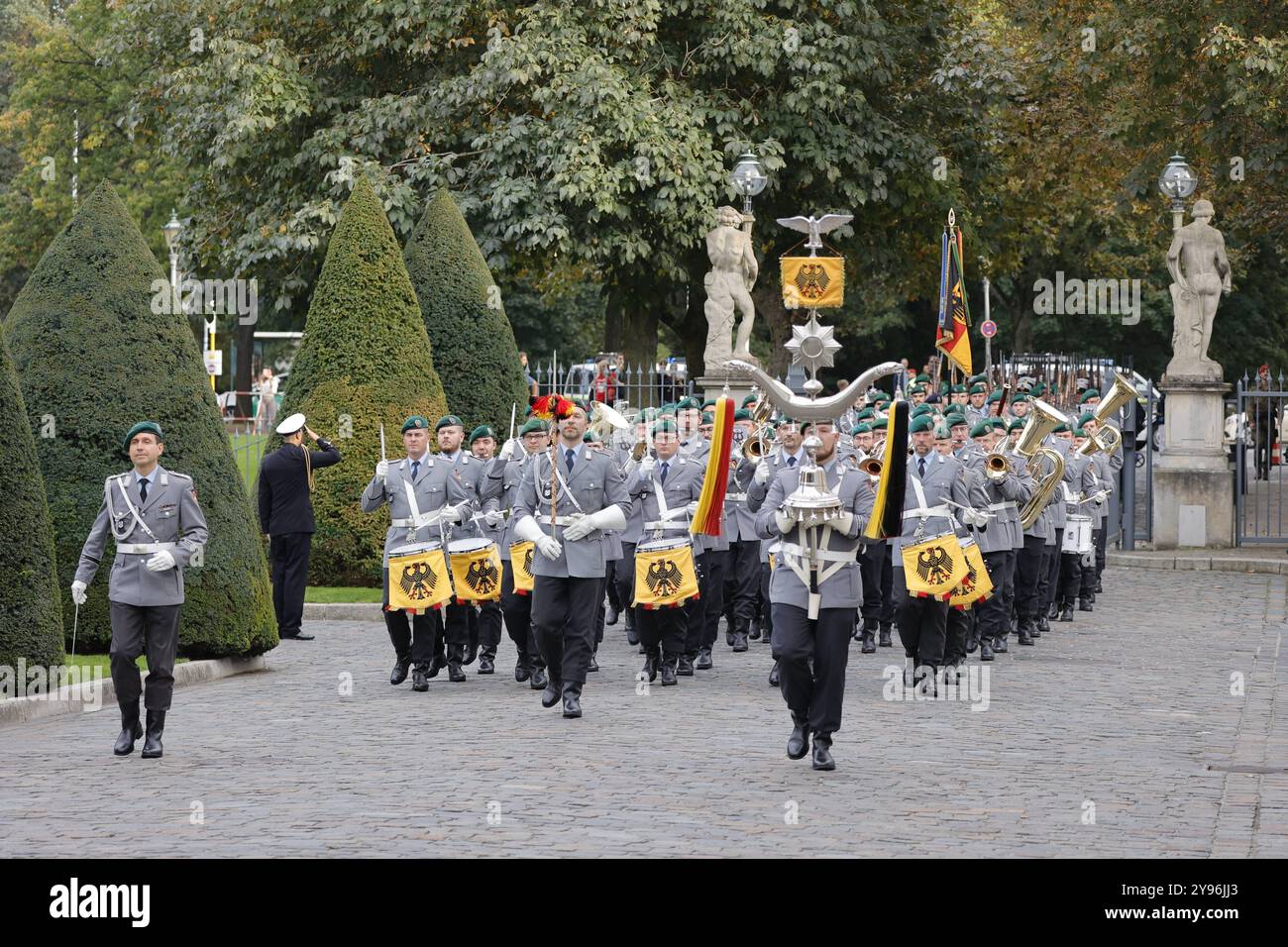 Deutschland, Berlin, Schloss Bellevue, Begrüßung des Staatspräsidenten der Republik Namibia, Nangolo Mbumba, mit militärischen Ehren *** Deutschland, Berlin, Schloss Bellevue, Begrüßung des Staatspräsidenten der Republik Namibia, Nangolo Mbumba, mit militärischen Ehren Stockfoto