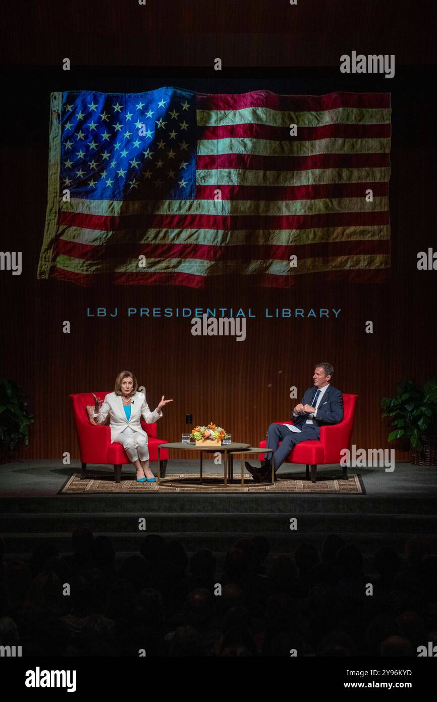 Die ehemalige Sprecherin des US-Repräsentantenhauses NANCY PELOSI spricht am 8. Oktober 2024 in der LBJ Presidential Library in Austin über ihre Erfahrungen im Kongress unter mehreren US-Präsidenten. Die Sprecherin Emerita Pelosi, die 2024 noch immer Mitglied des Kongresses war, um ihren Distrikt San Francisco zu vertreten, hatte scharfe Worte über republikanische Versuche, das Weiße Haus im November zurückzuerobern. Pelosi wird auf der Bühne von MARK UPDEGROVE, Präsident der LBJ Foundation, unterstützt. Quelle: Bob Daemmrich/Alamy Live News Stockfoto