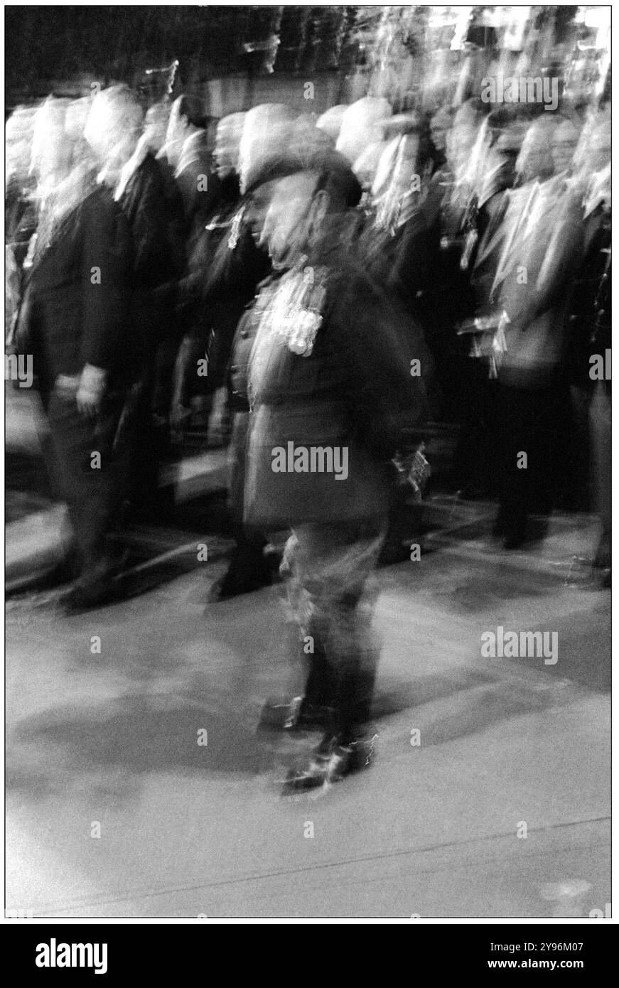 Als ich diesen alten Soldaten sah, der die Uniform des Australian Light Horse aus dem Ersten Weltkrieg trug, nutzte ich eine langsame Verschlusszeit, um das Gefühl der Geister von Anzac zu erwecken. Martin Place, Sydney, 1980 Stockfoto