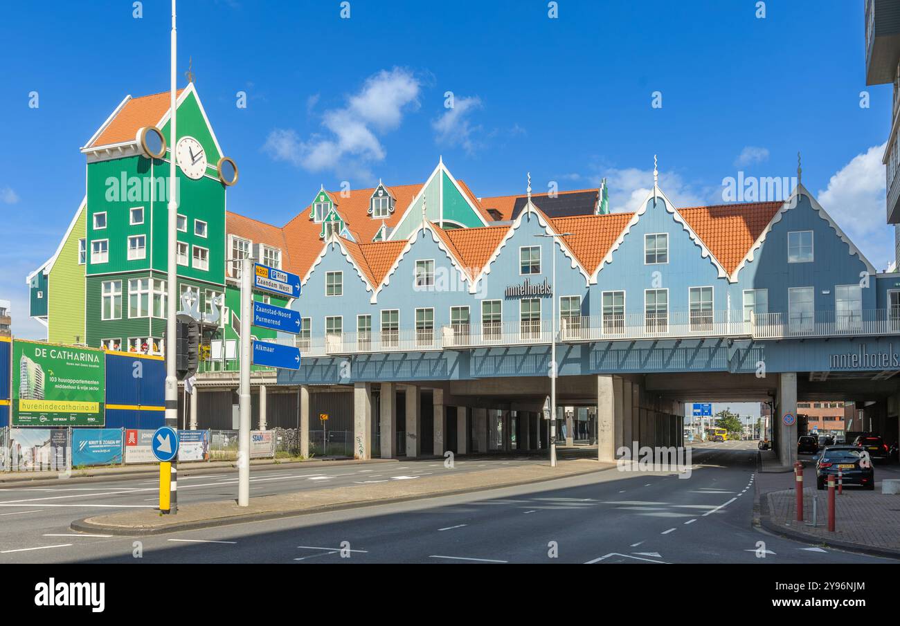Zaandam, Niederlande. 9. Juni 2024. Farbenfrohes Inntel Hotel in Zaandam mit einer Autobahn darunter. Stockfoto