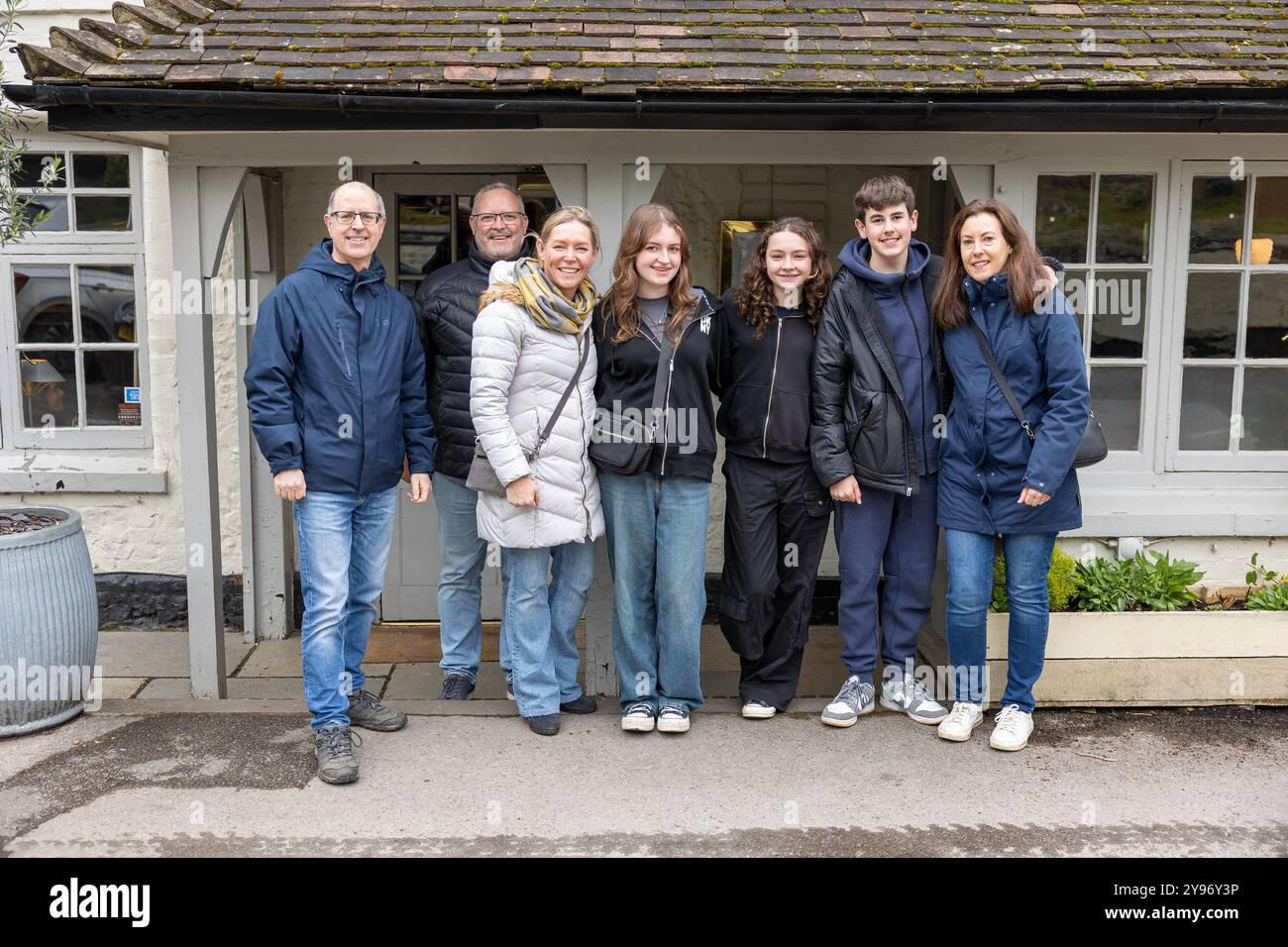 Gruppenfoto vor dem Little Angel Pub, Henley-on-Thames, Großbritannien Stockfoto