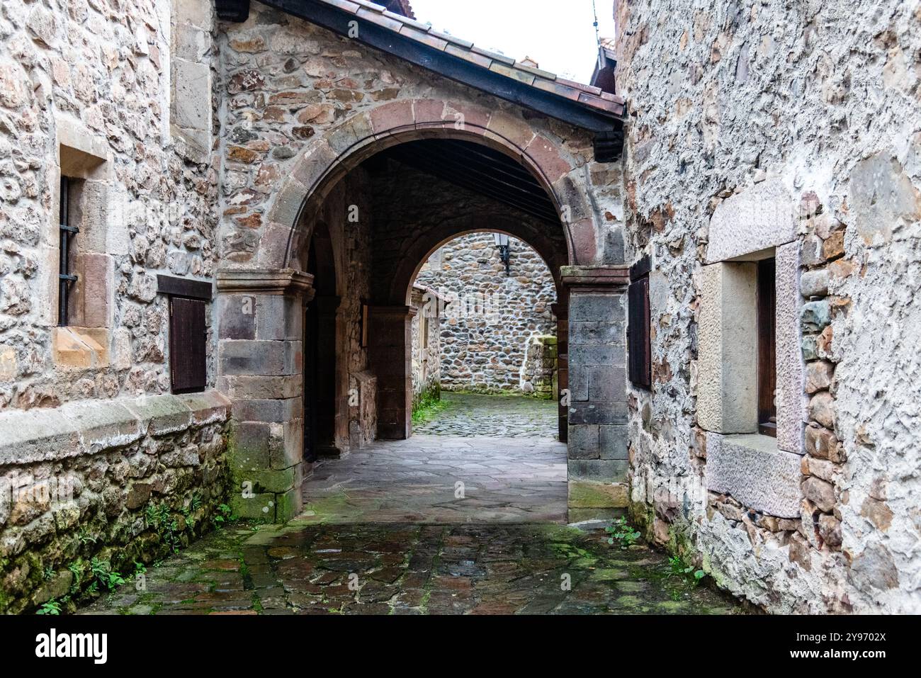 Malerischer Blick auf Barcena Mayor, ein traditionelles kleines Dorf in Kantabrien. Eines der schönsten Dörfer Spaniens Stockfoto