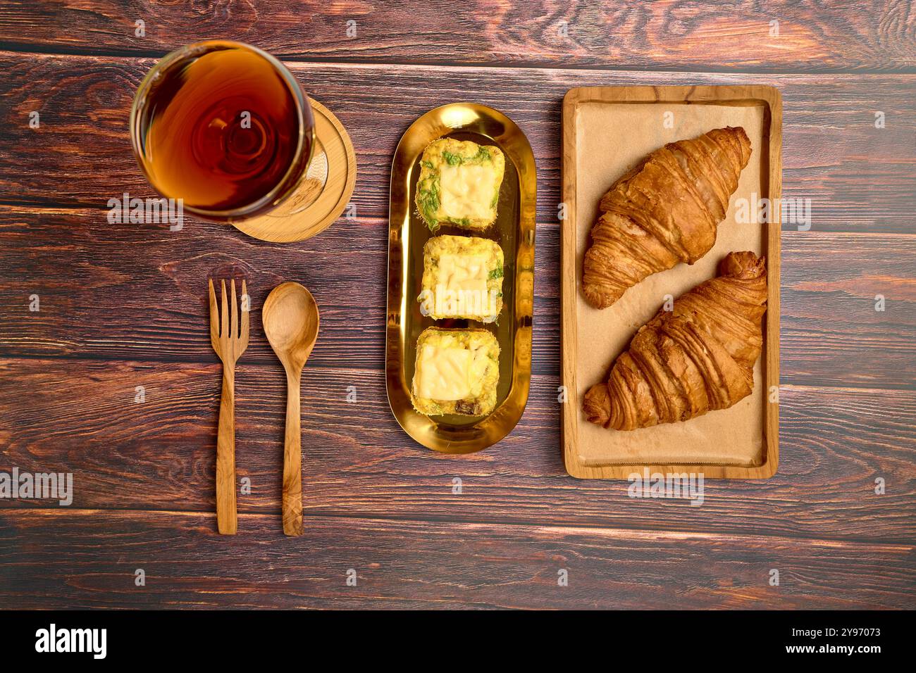 Croissant Ei Muffin Kaffeesalat auf Holztisch Stockfoto
