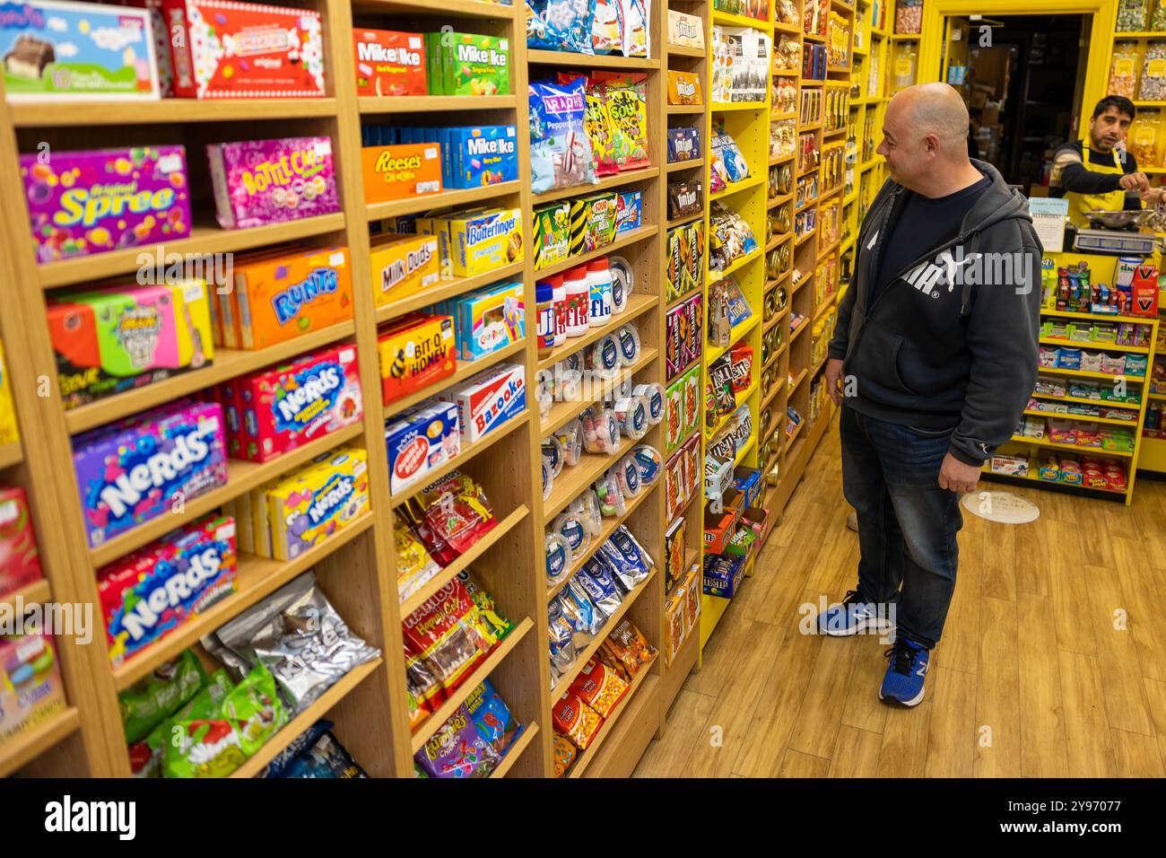 Im Henley Sweet Shop mit Wänden voller Leckereien und neugierigem Shopper Stockfoto