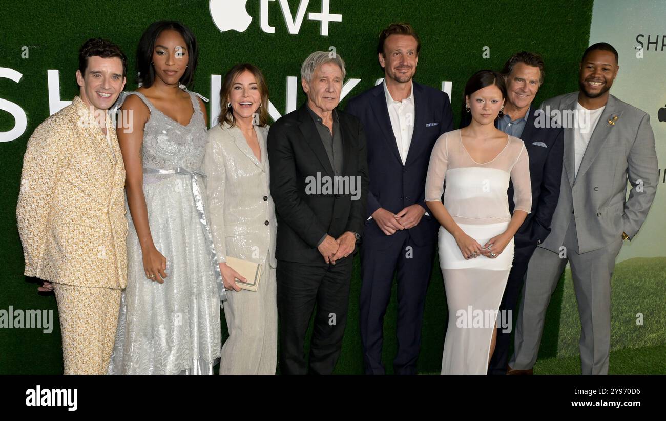 8. Oktober 2024, West Hollywood, Kalifornien, USA: (L-R) Michael Urie, Jessica Williams, Christa Miller, Harrison Ford, Jason Segel, Lukita Maxwell, Ted McGinley und Luke Tennie nehmen an der Weltpremiere der Apple TV+ Serie Teil â œShrinkingâ œ Staffel 2. (Credit Image: © Billy Bennight/ZUMA Press Wire) NUR REDAKTIONELLE VERWENDUNG! Nicht für kommerzielle ZWECKE! Stockfoto