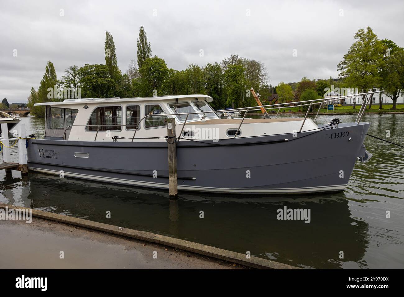 Hybridboot „Lilibet“ von Hobbs of Henley, das an der Themse vertäut ist Stockfoto