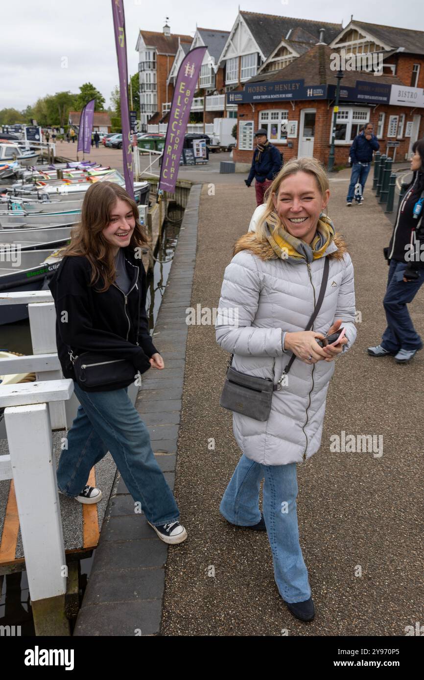 Mutter und Tochter steigen vom Jetty auf den Pfad in Henley-on-Thames Stockfoto