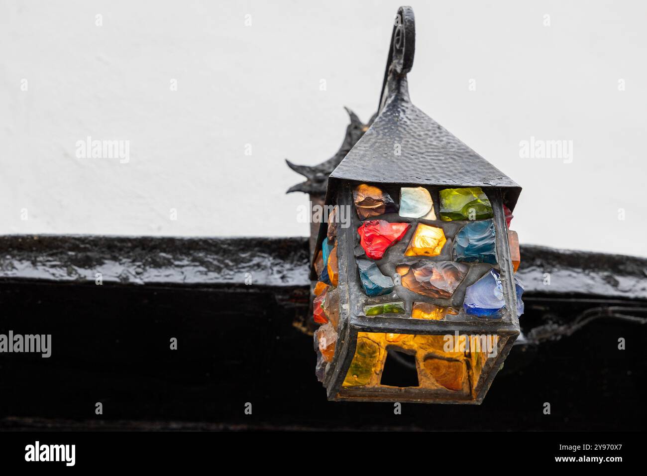 Nahaufnahme einer dekorativen Außenleuchte mit Pyramidenplatte und farbigem Glaseinsatz Stockfoto Nahaufnahme einer dekorativen Außenleuchte mit Pyramidenplatte und farbigem Glaseinsatz Stockfoto