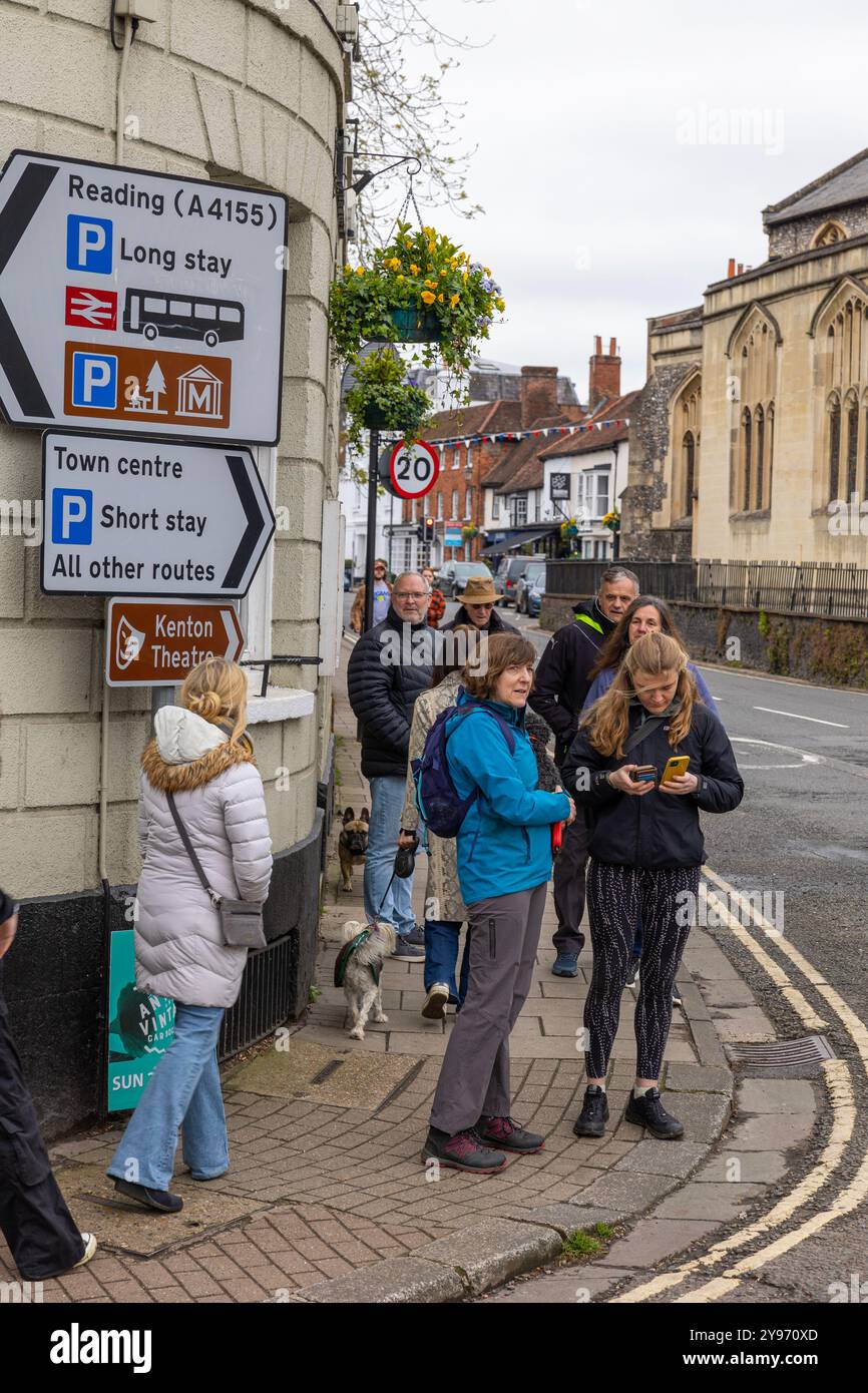 Fußgänger warten an der Kreuzung Henley-on-Thames in der Nähe des Angel Pub Stockfoto