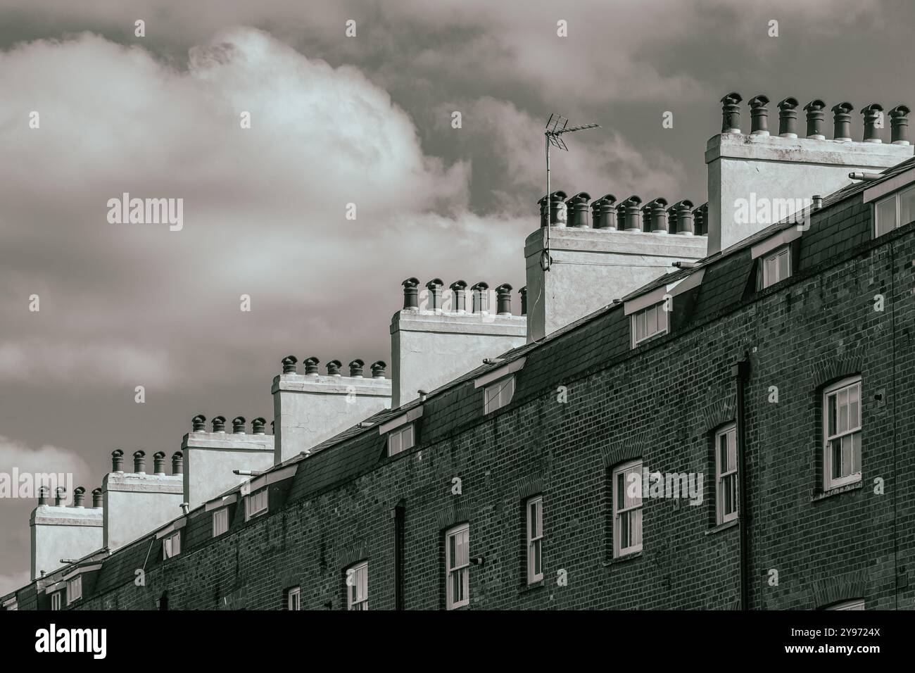 Schornsteine auf der Albion Terrace, einer Wohnterrasse aus dem 19. Jahrhundert und denkmalgeschütztem Gebäude in Reading, Berkshire, England, Großbritannien. Urbane Architektur Stockfoto