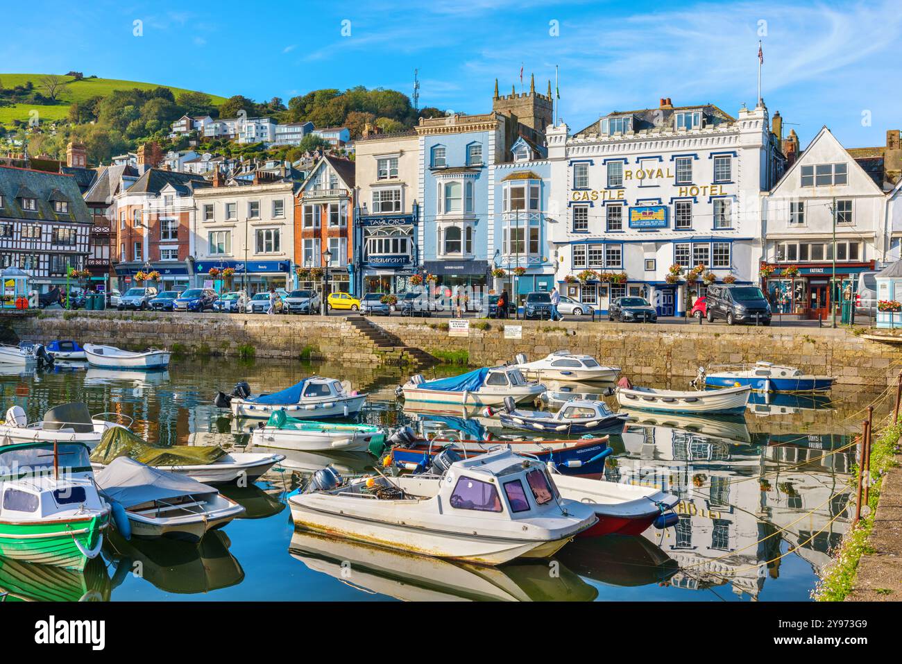 Blick auf den städtischen Yachthafen, umgeben von historischen Häusern in Dartmouth. Devon, England Stockfoto
