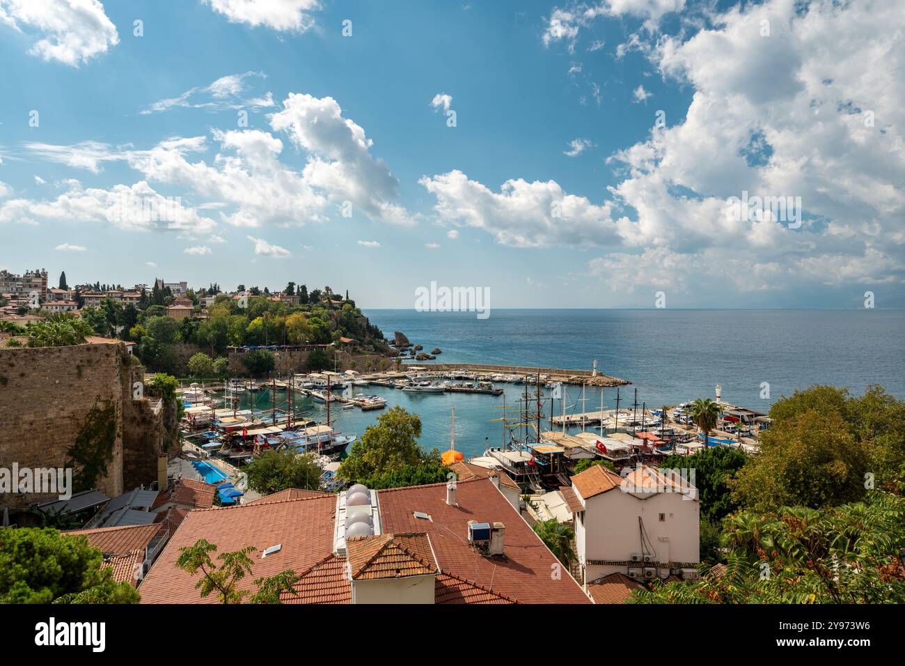 Blick auf die Altstadt von Antalya Marina und Ausflugsboote in Kaleici Stockfoto