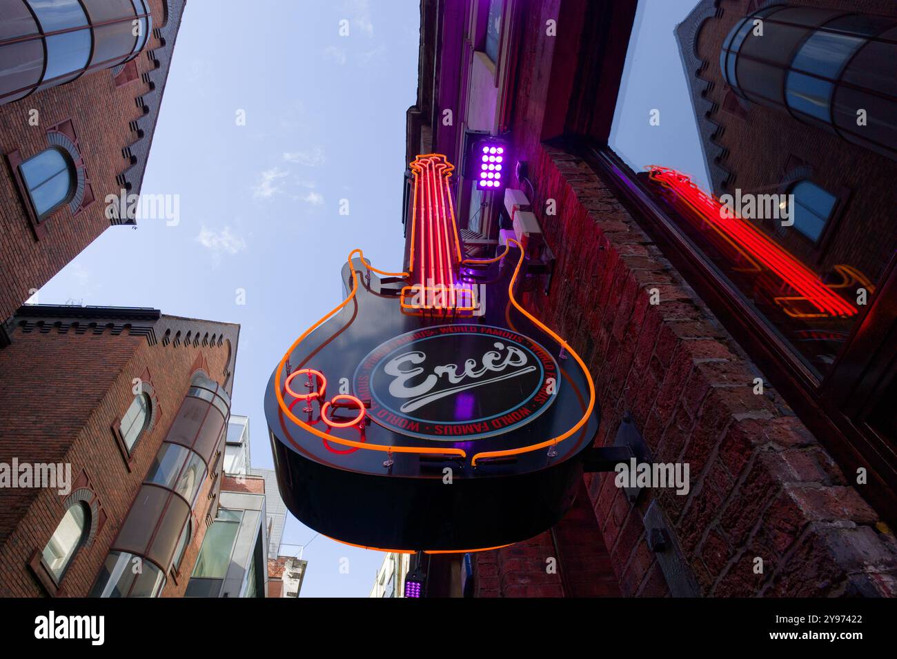 Großes Neon-Gitarrenschild vor einer Bar in der Matthew Street, Liverpool, Großbritannien Stockfoto