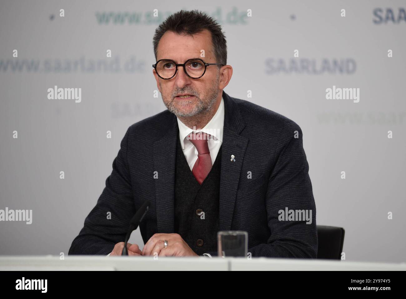 Landespressekonferenz mit Innenminister Reinhold Jost im Bild zum Thema 5-Punkte-Plan innere Sicherheit am Dienstag 08.10.2024 in der Staatskanzlei des Saarlandes in Saarbrücken. *** Staatspressekonferenz mit Innenminister Reinhold Jost zum Thema 5-Punkte-Plan für innere Sicherheit am Dienstag, 08 10 2024 im Saarländischen Landeskanzleramt in Saarbrücken Bub Stockfoto