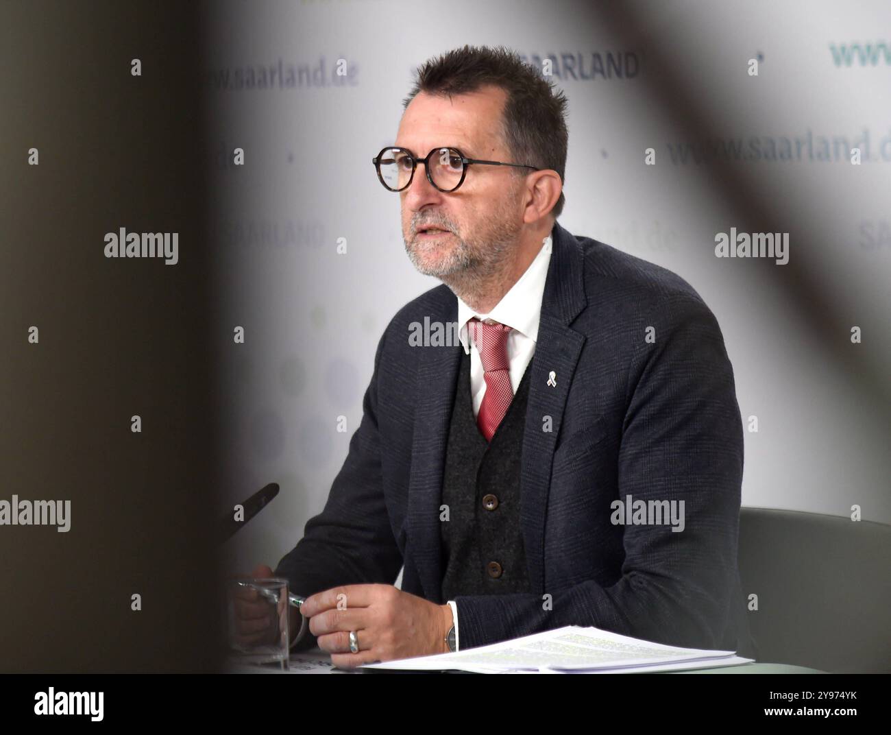 Landespressekonferenz mit Innenminister Reinhold Jost im Bild zum Thema 5-Punkte-Plan innere Sicherheit am Dienstag 08.10.2024 in der Staatskanzlei des Saarlandes in Saarbrücken. *** Staatspressekonferenz mit Innenminister Reinhold Jost zum Thema 5-Punkte-Plan für innere Sicherheit am Dienstag, 08 10 2024 im Saarländischen Landeskanzleramt in Saarbrücken Bub Stockfoto