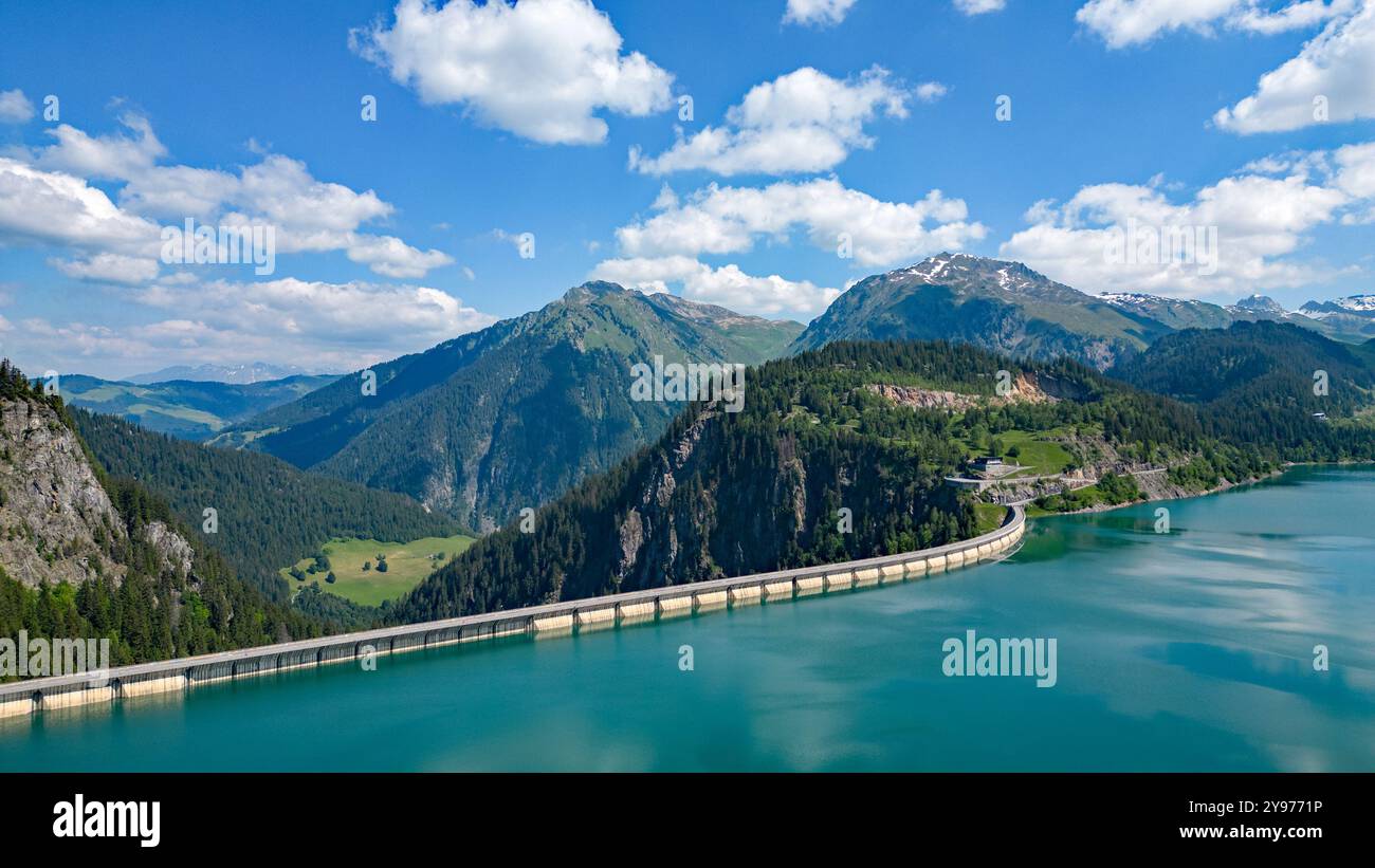 Blick auf den Roselend Damm und den See bei Beaufort-sur-Doron, zwischen dem Pass Col du Pré und dem Hochpass Cormet de Roselend, im Savoie depa Stockfoto