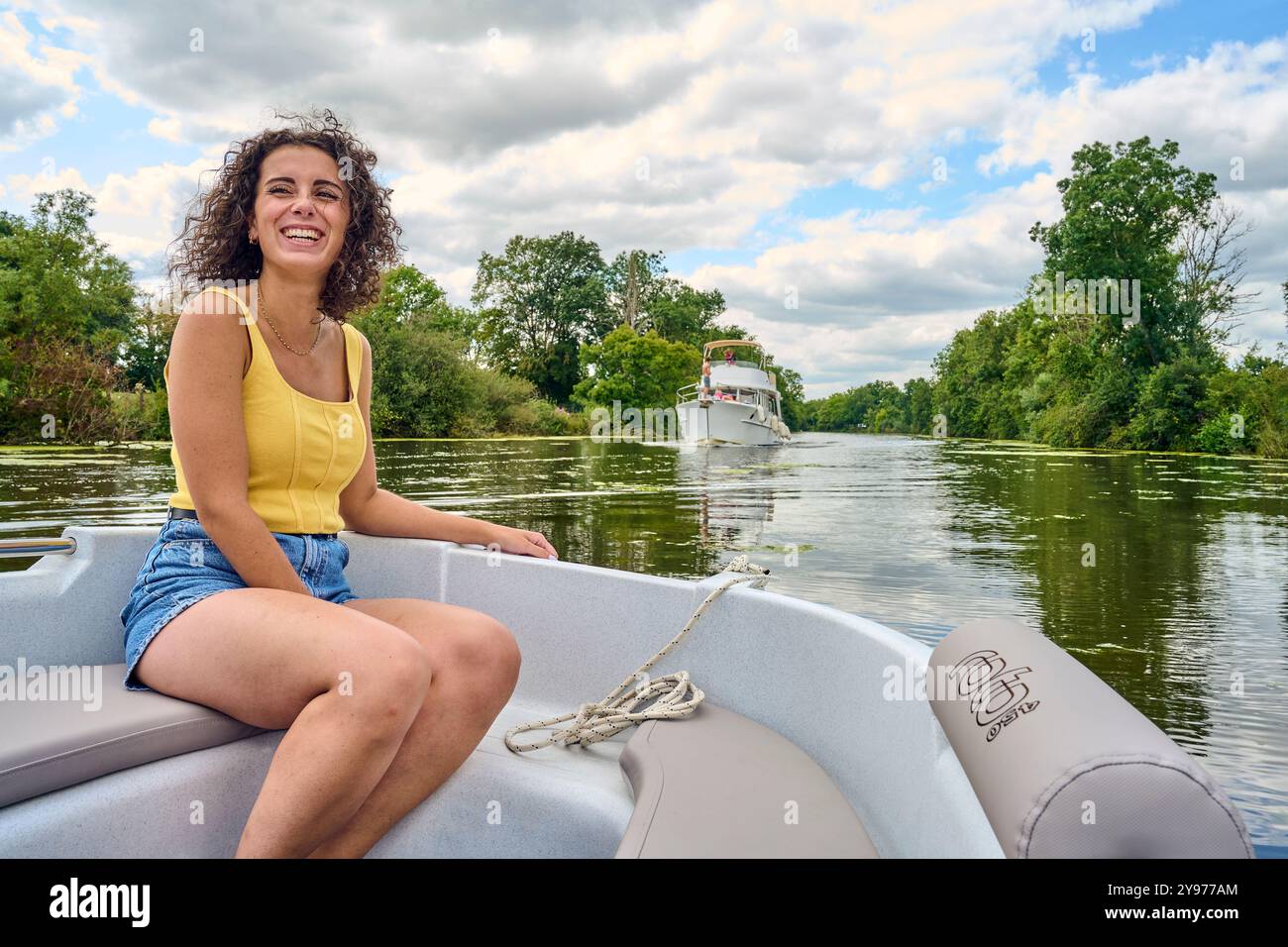Tourismus auf dem Fluss Seille, einem Nebenfluss der Saône. Frau an Bord eines Bootes auf dem Fluss *** örtliche Unterschrift *** Stockfoto