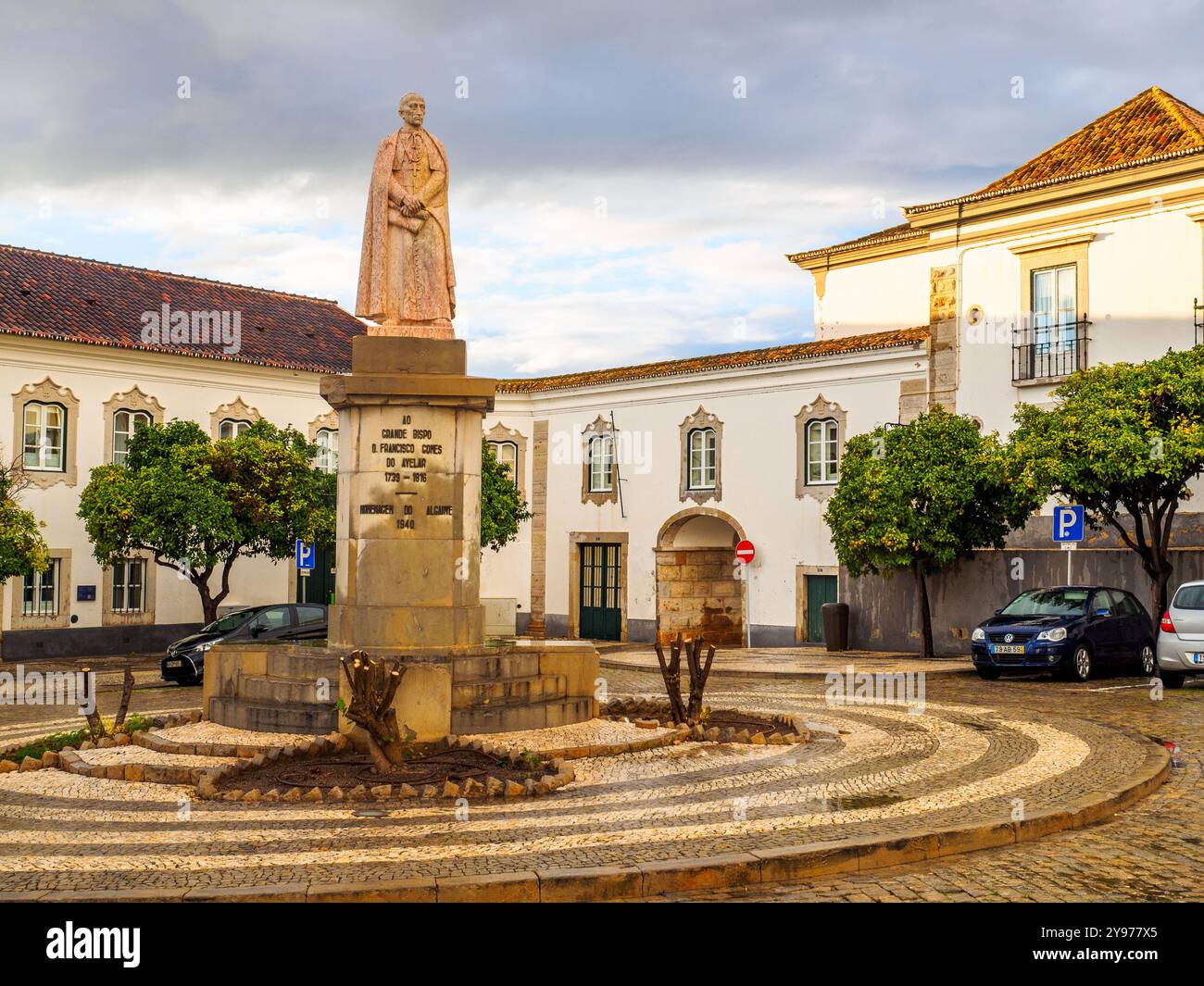 Statue von Dom Francisco Gomes de Avelar in der alten Stadt von Faro - Region Algarve, Portugal Stockfoto