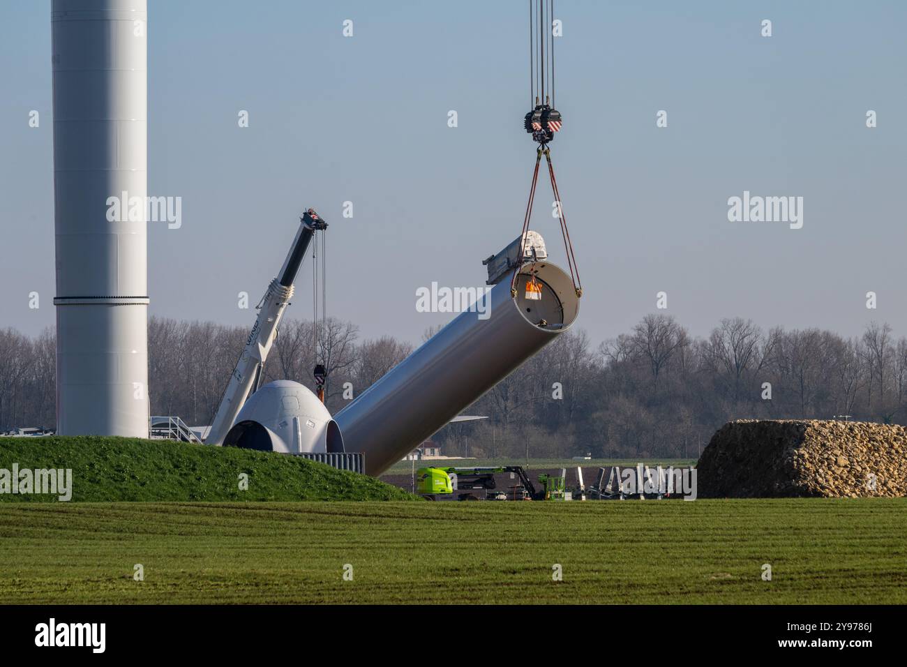Andilly (Zentralwestfrankreich): Montage von Windkraftanlagen. Installation von 3 Windturbinen in der Stadt als Teil des Antriebs zur Energiegewinnung Stockfoto