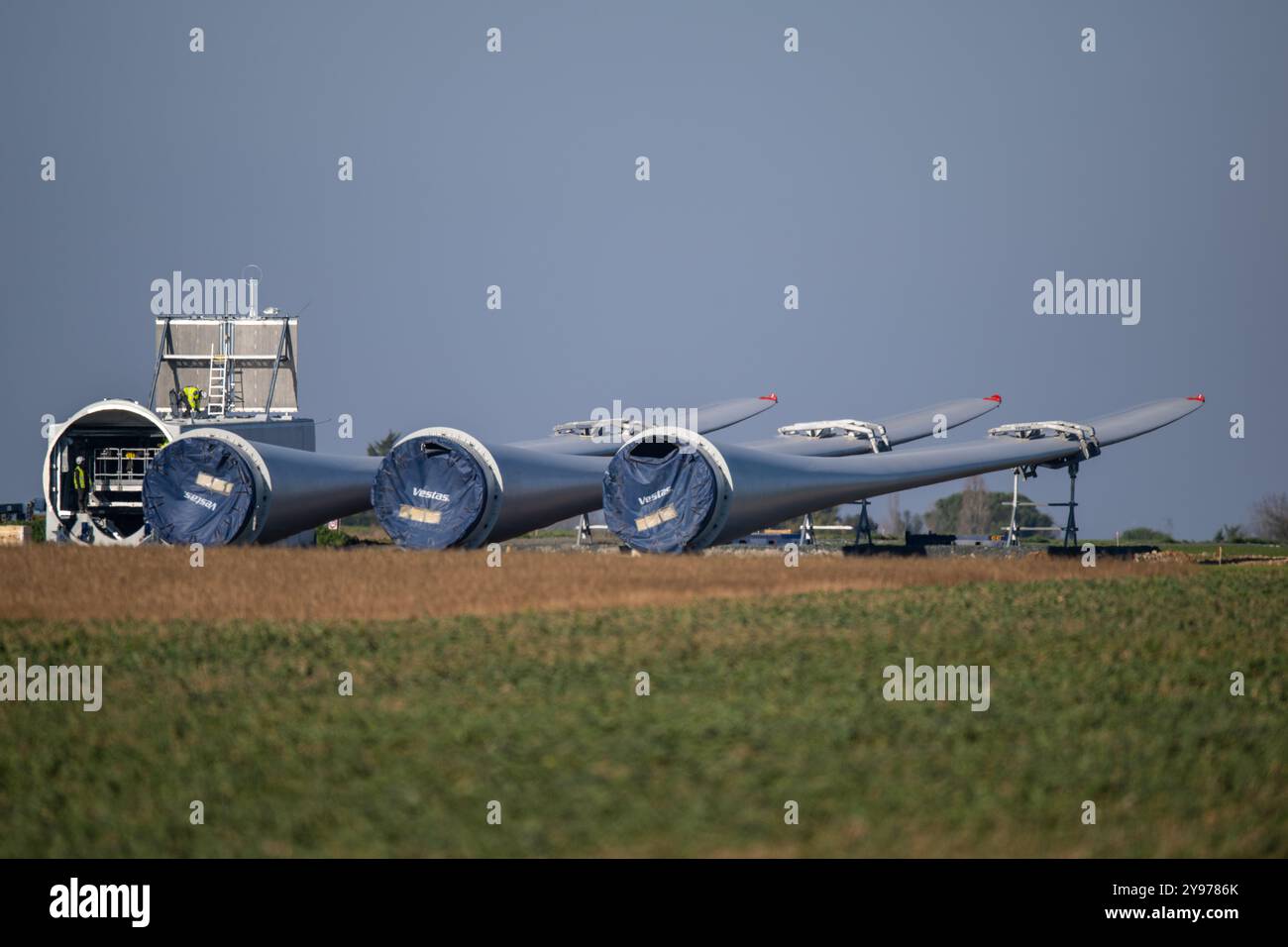 Andilly (Zentralwestfrankreich): Montage von Windkraftanlagen. Installation von 3 Windturbinen in der Stadt als Teil des Antriebs zur Energiegewinnung Stockfoto