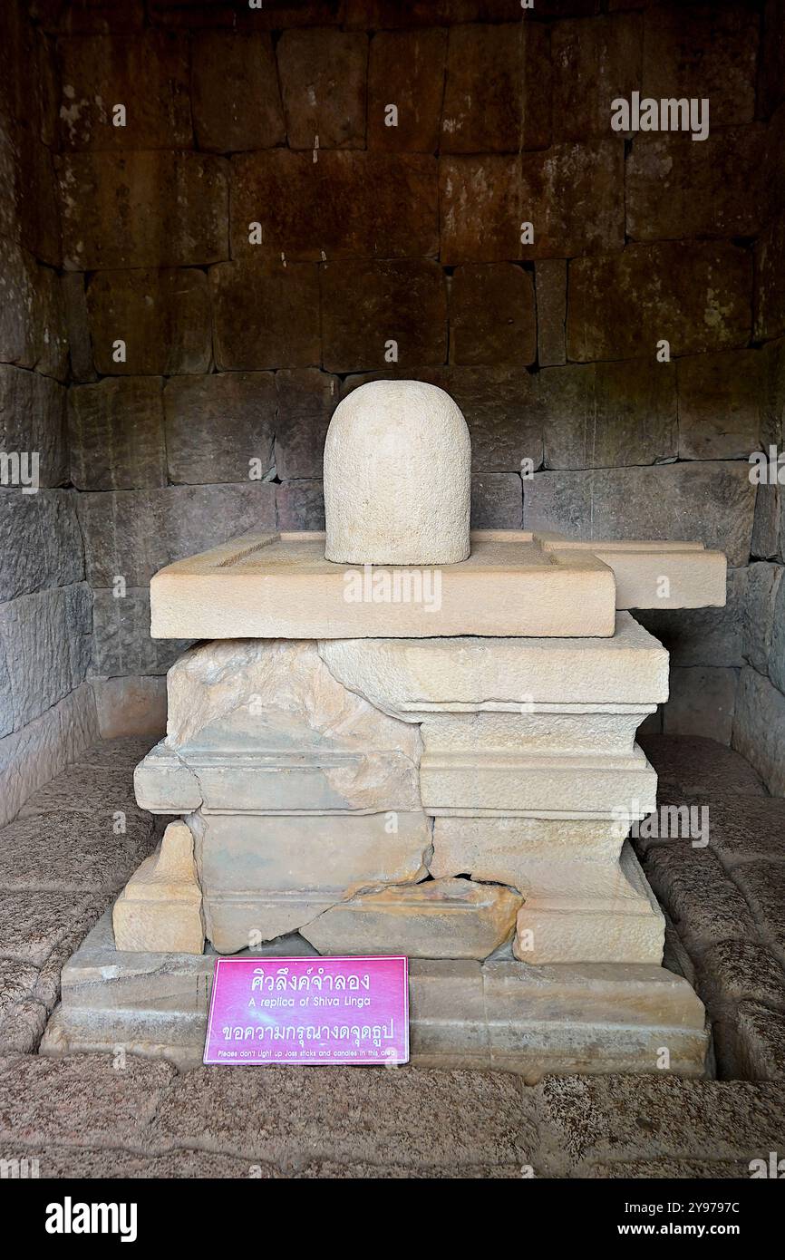 Nachbildung des Lingams, symbolischer Darstellung von Shiva, im Sanktum sanctorum von Prasat Sadok Kok Thom, Thailand Stockfoto