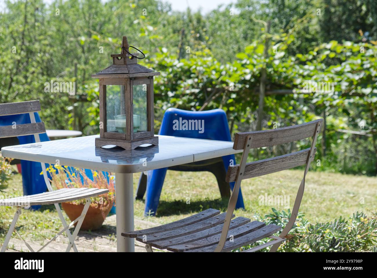 Rauchen Ecke von schwarzen Möbeln setzen auf Terrasse Holzboden mit weichem Licht orange dekoriert. Stockfoto