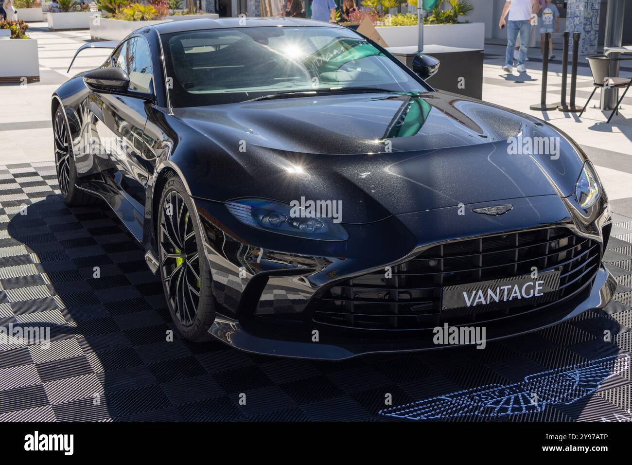 Das Black aston martin Vantage Coupé befindet sich in einer Fußgängerzone Stockfoto