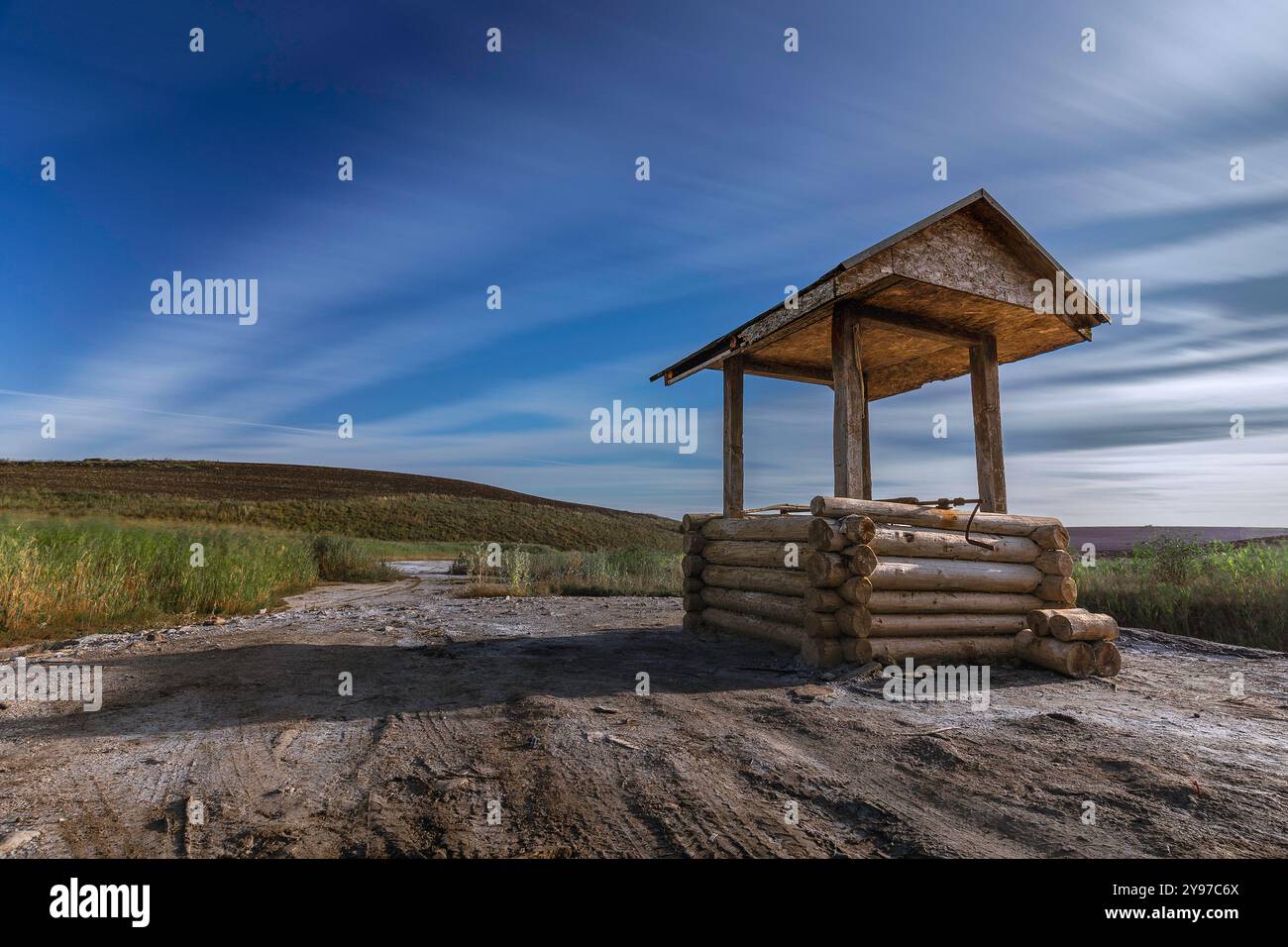 Alte Salzbrunnen in der Nähe der Salzmine Turda; in einigen Gebieten erreicht das Salz die Oberfläche, und die Menschen graben einen Brunnen, um die natürliche Salzlösung zu sammeln, die verwendet wird Stockfoto