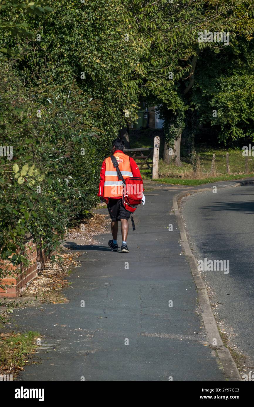 Der Postbote der Royal Mail läuft um. Stockfoto