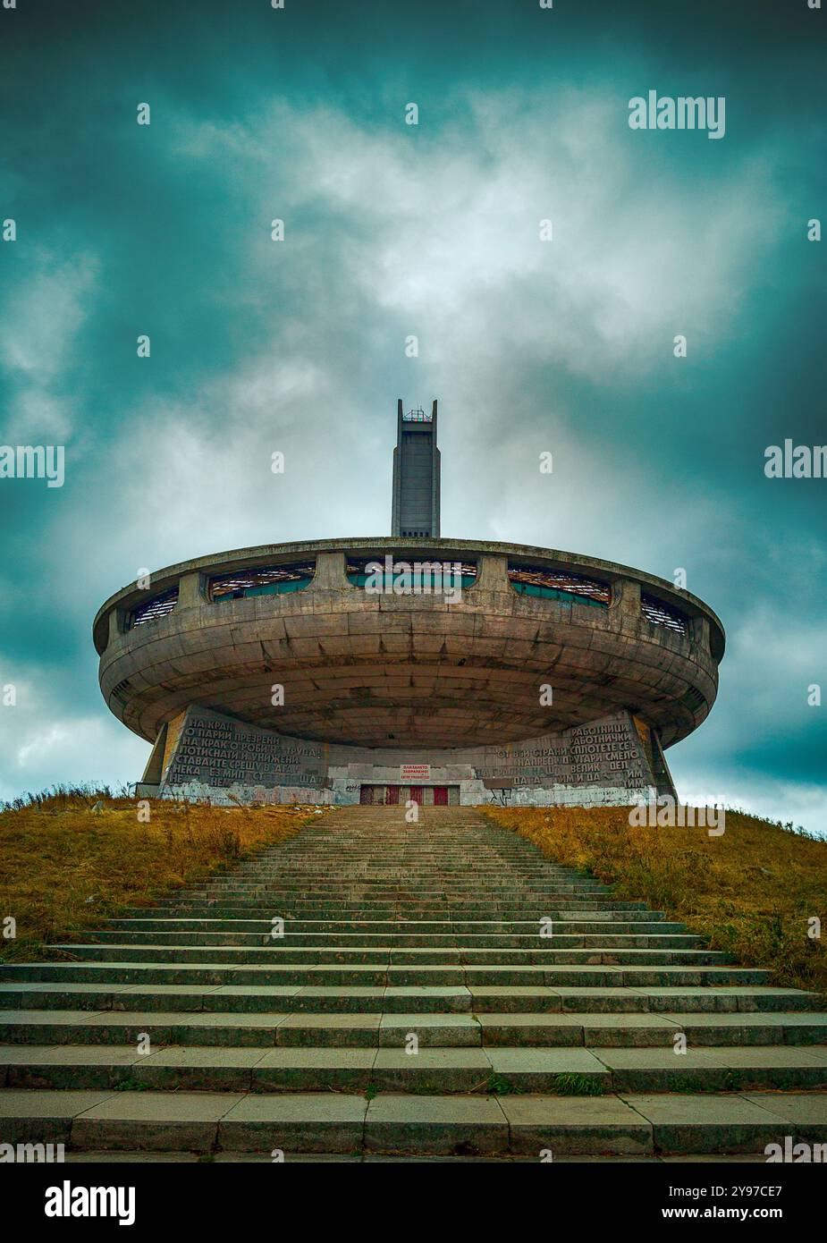 Auf dem Gipfel von Buzludzha befindet sich das Gedenkhaus der Kommunistischen Partei Bulgariens. Verlassene kommunistische Gebäude auf dem Balkan Berg Stockfoto