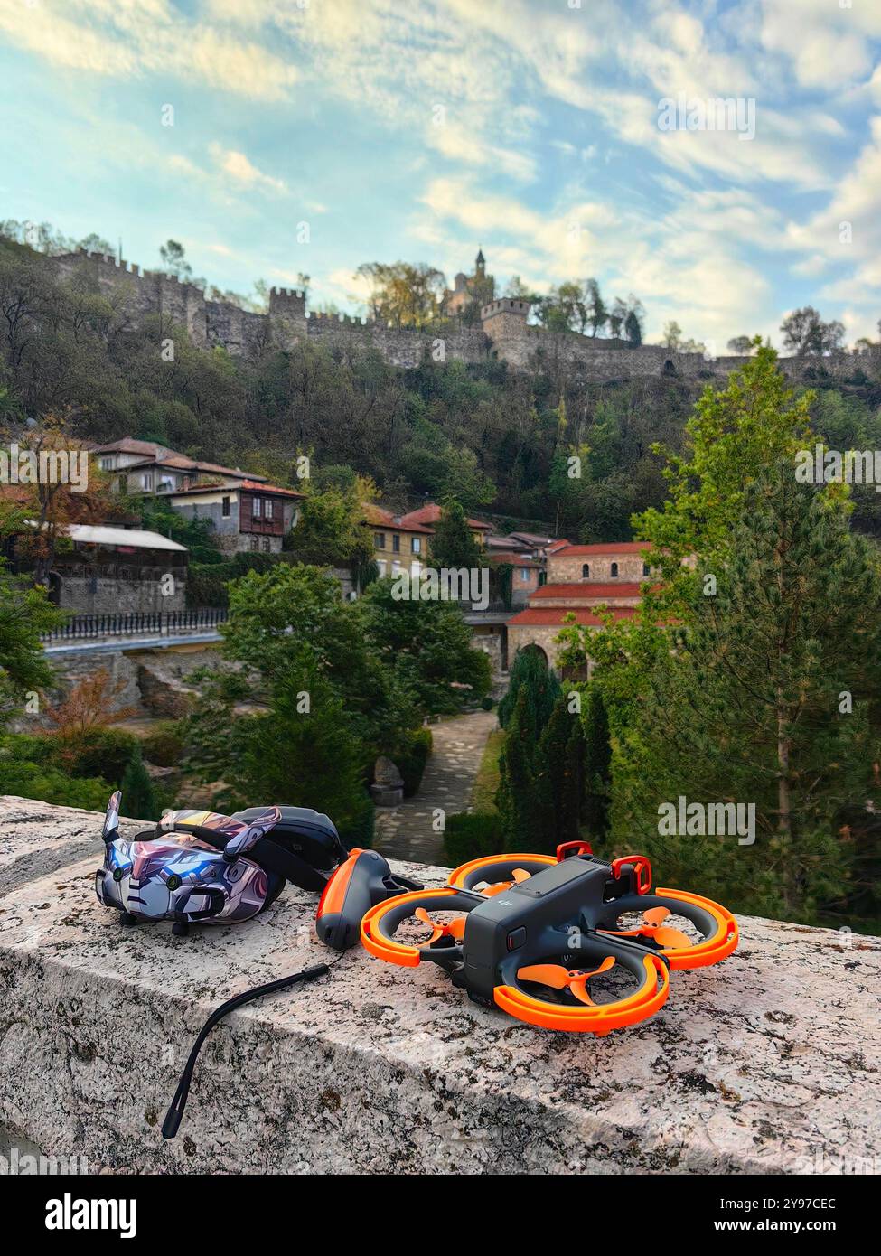 Drohne Quadcopter mit Digitalkamera fliegt bei Sonnenaufgang Stockfoto