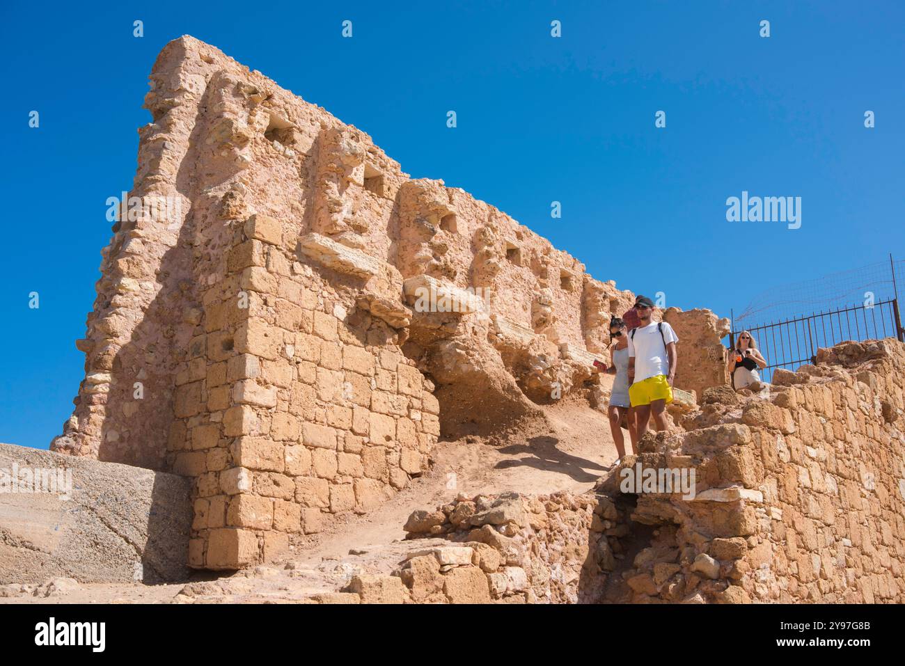 Mediterrane Reise, Blick auf ein junges Touristenpaar, das die historische venezianische Ufermauer in Chania (Hania) auf Kreta, Griechenland, erkundet. Stockfoto