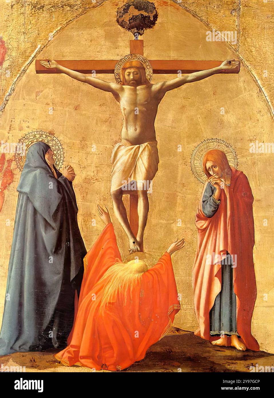 MASACCIO (* 1401, San Giovanni Valdarno, d. 1428, Roma) Kreuzigung um 1426 Platte, 83 x 63 cm Museo Nazionale di Capodimonte, Neapel am 19. Februar 1426 stimmte Masaccio zu, einen Altar für eine Kapelle in der Karminkirche in Pisa für die Summe von 80 Florinen zu malen. Am 26. Dezember desselben Jahres müssen die Arbeiten bereits abgeschlossen sein, da die Zahlung an diesem Datum erfasst wird. Vasari gab eine ausführliche Beschreibung des Werkes, das die Grundlage für die Kunstkritiker für den Wiederaufbau und für die Wiederherstellung und Identifizierung des zerlegten und zerstreuten Werkes war Stockfoto