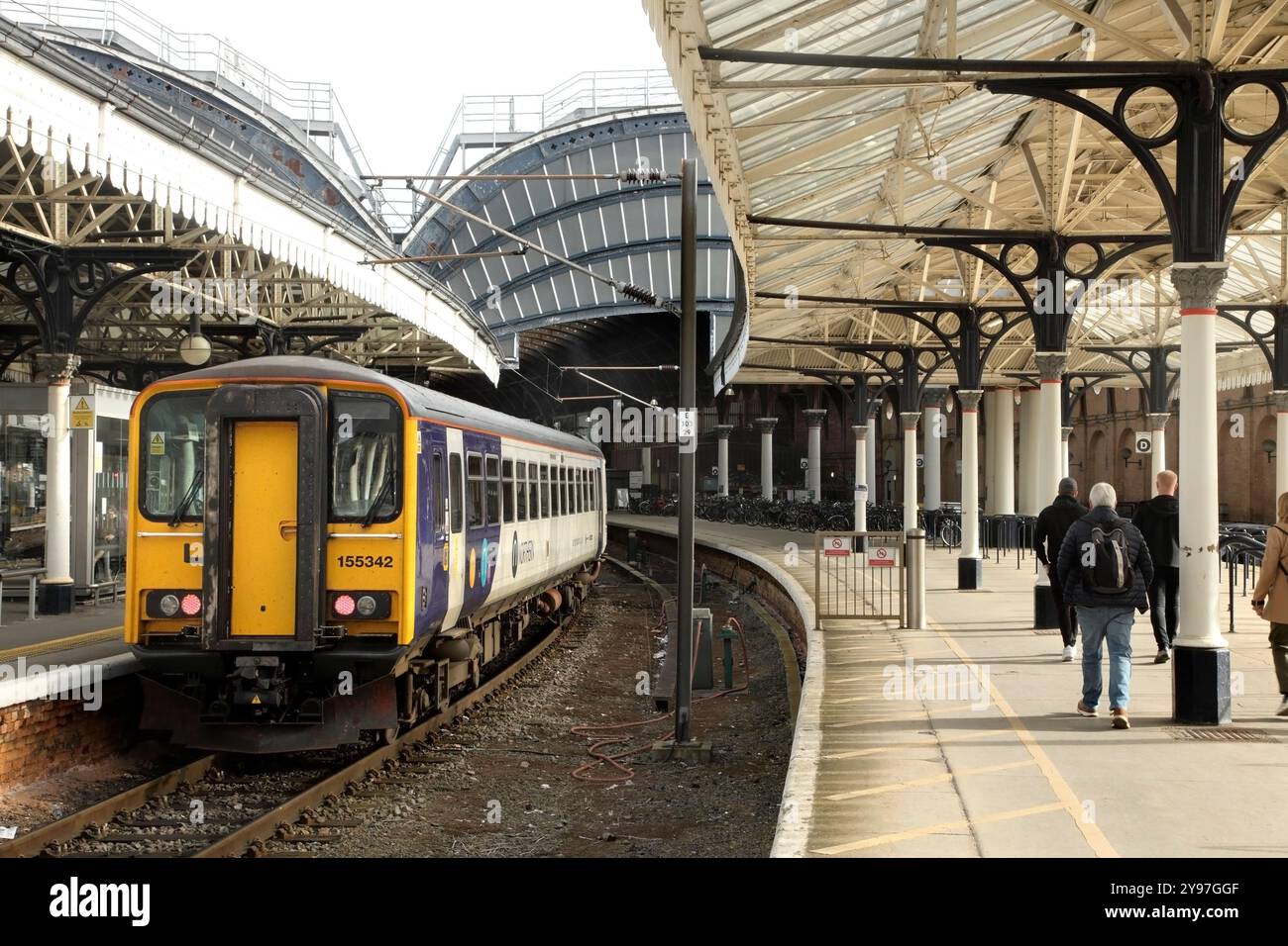 Northern Rail Class 155 Dieselzugmaschine 155342 wartet am Bahnhof York, Großbritannien. Stockfoto