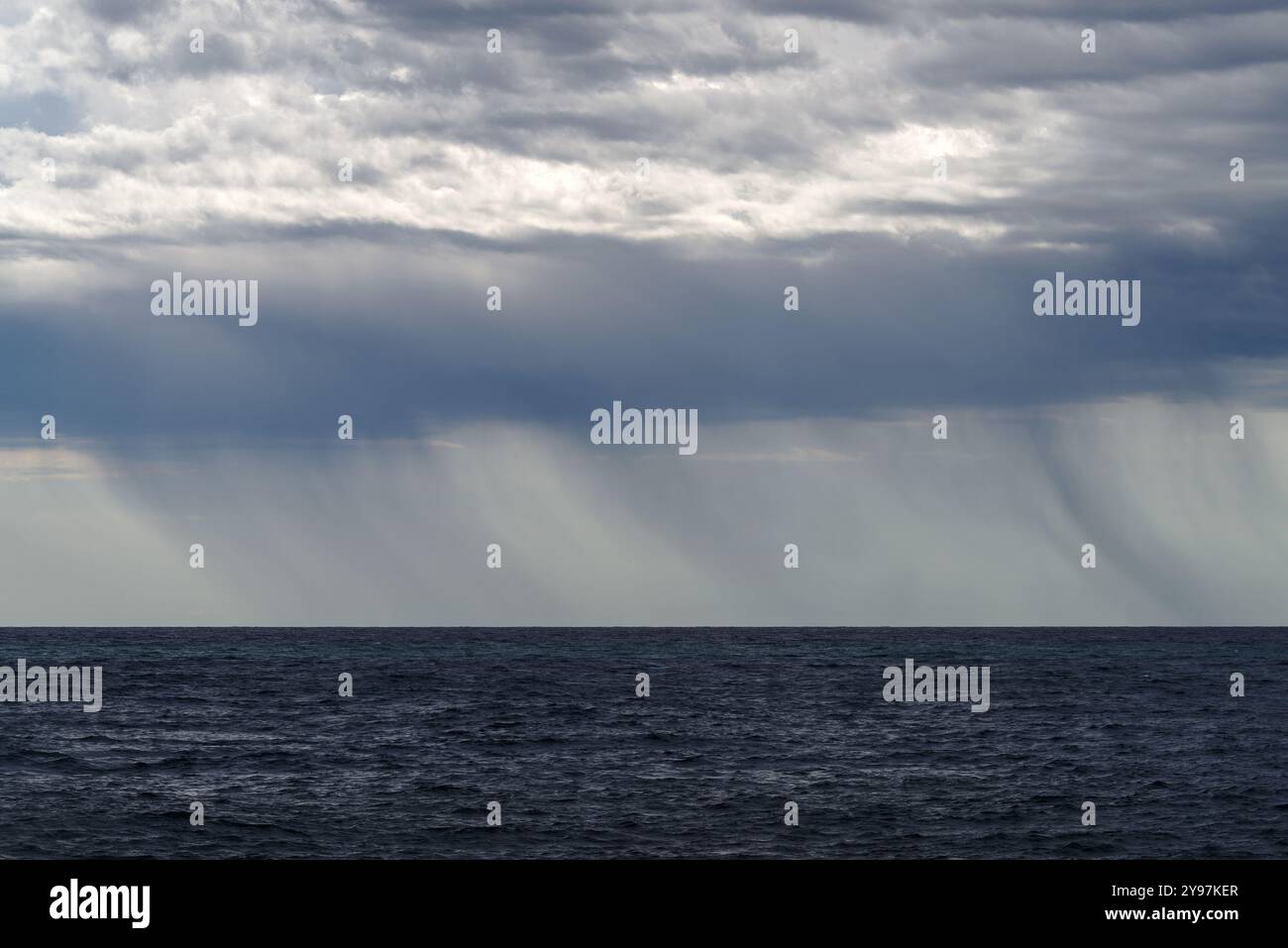 Regen fällt über die Meeresoberfläche, das Mittelmeer, Italien Stockfoto