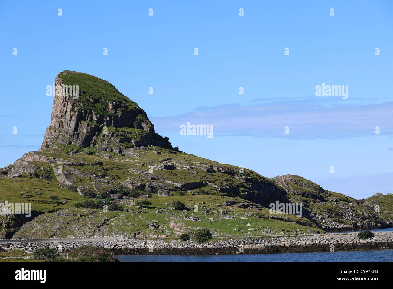 Blick auf den fantastischen Felsen von Traena, Norwegen Stockfoto