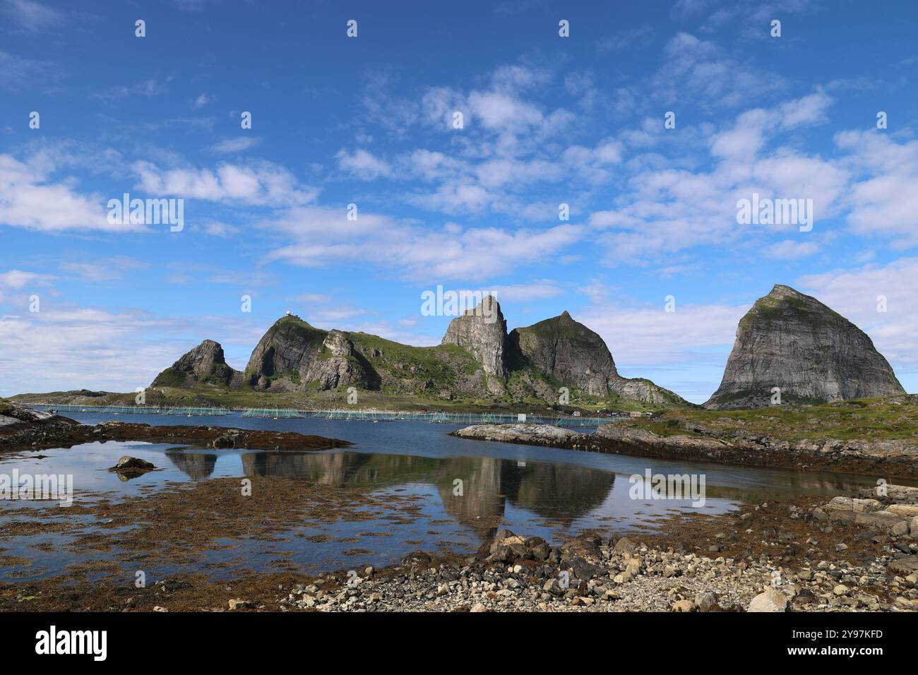 Blick auf die fantastischen Felsen der Insel Traena, die sich im Meer spiegeln, Norwegen Stockfoto