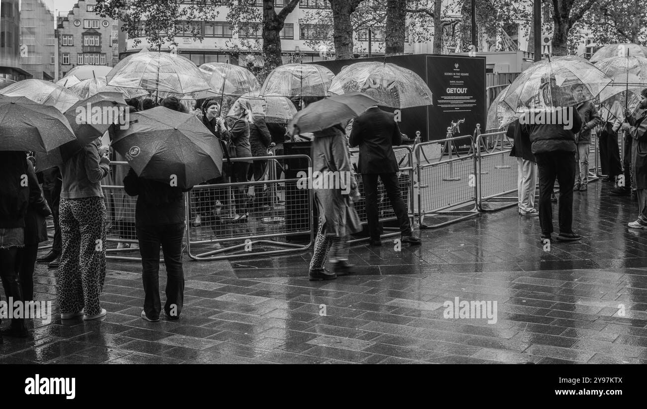 Schwarz-weiß-Bild von Fans, die sich um den Leicester Square versammeln, um die Szenen im Platz zu Ehren von Daniel Kaluuya zu feiern. Stockfoto