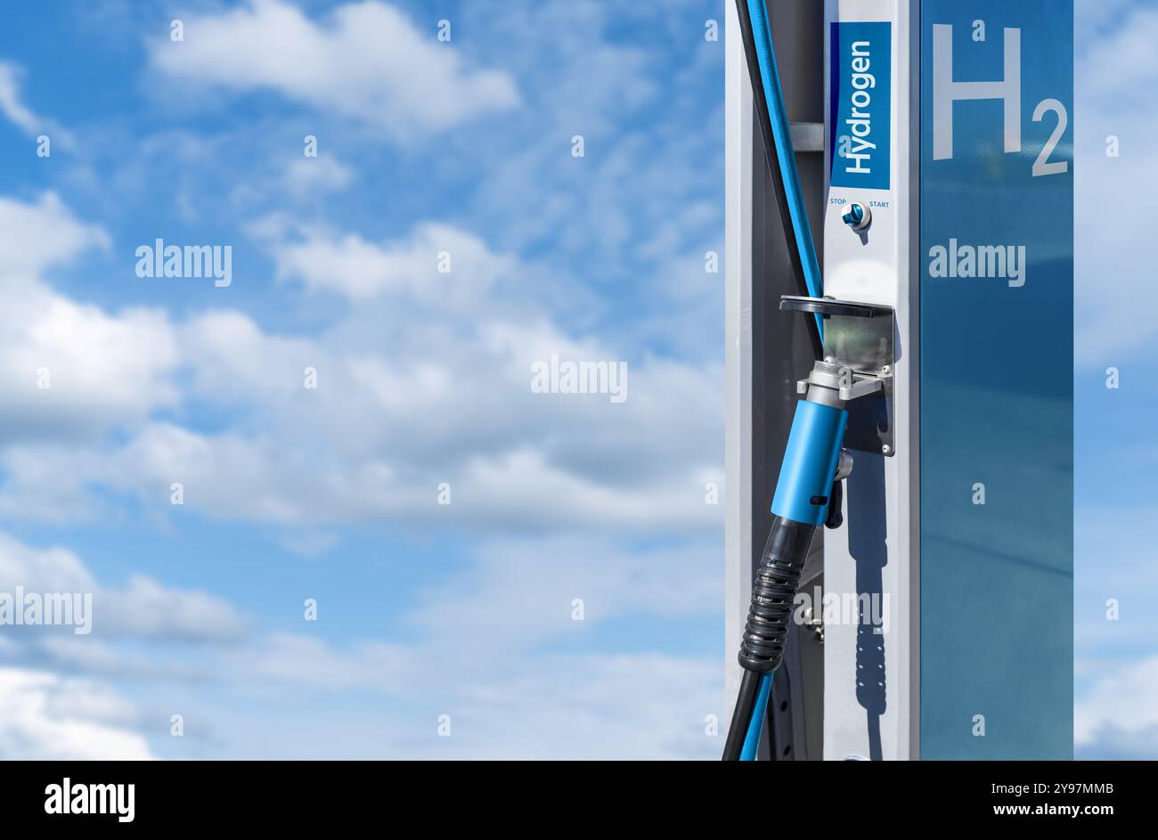 Wasserstofftankstelle auf blauem Himmel. Stockfoto