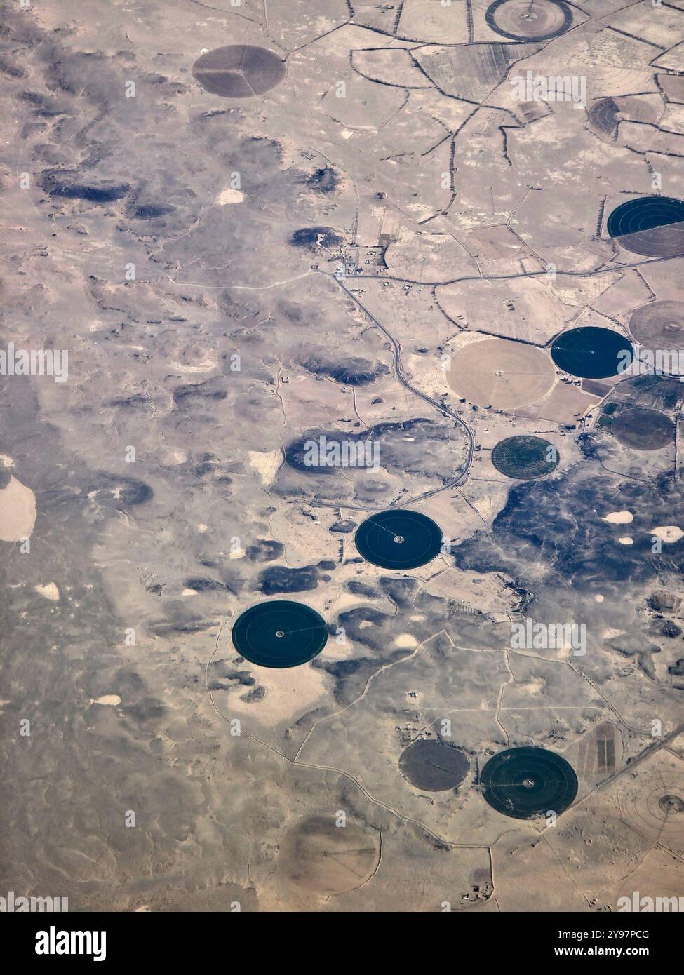 Luftaufnahme von kreisförmigen Agrarfeldern in der arabischen Wüste in Saudi-Arabien. Stockfoto