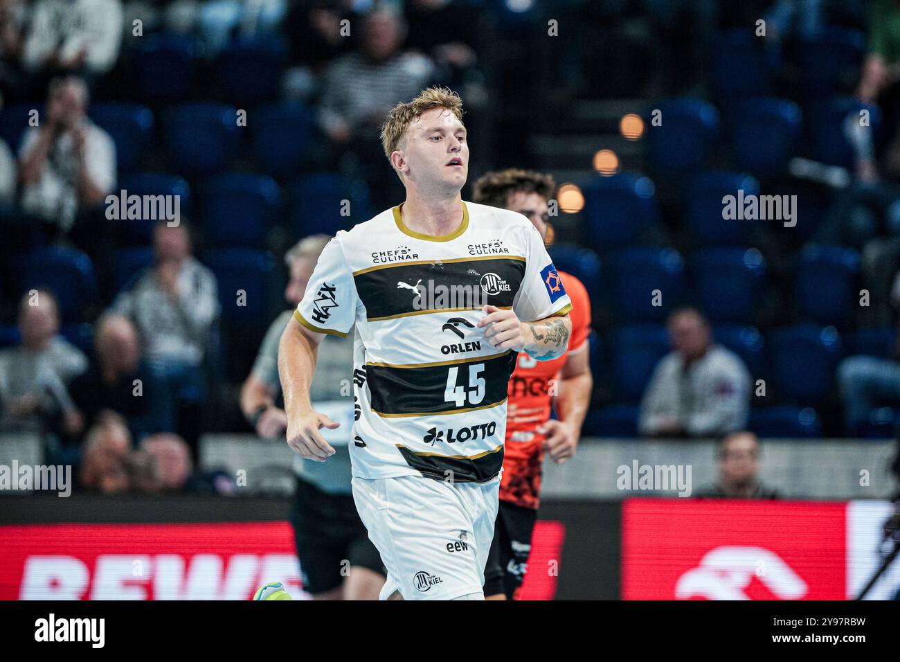 Kiel, Deutschland. Oktober 2024. Emil Wernsdorf Madsen (THW Kiel, #45) GER, THW Kiel vs. Bathco BM. Torrelavega, Handball, EHF European League, Spieltag 1, Saison 2024/2025, 08.10.2024 Foto: Eibner-Pressefoto/Marcel von Fehrn Credit: dpa/Alamy Live News Stockfoto